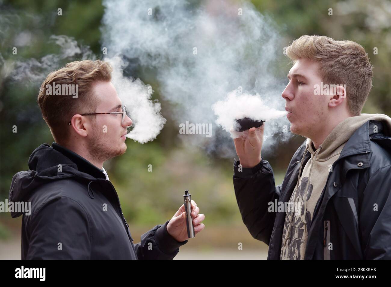 Stock photo d'hommes vaporing. Photo PA. Date De L'Image: Vendredi 21 Février 2020. Crédit photo devrait lire: Nick Ansell/PA Wire Banque D'Images