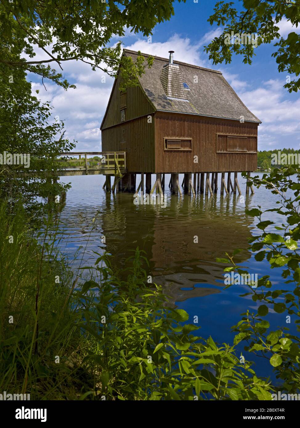 Maison sur pilotis dans l'étang de la maison, Plothener Teiche, Thuringe, Allemagne, Banque D'Images