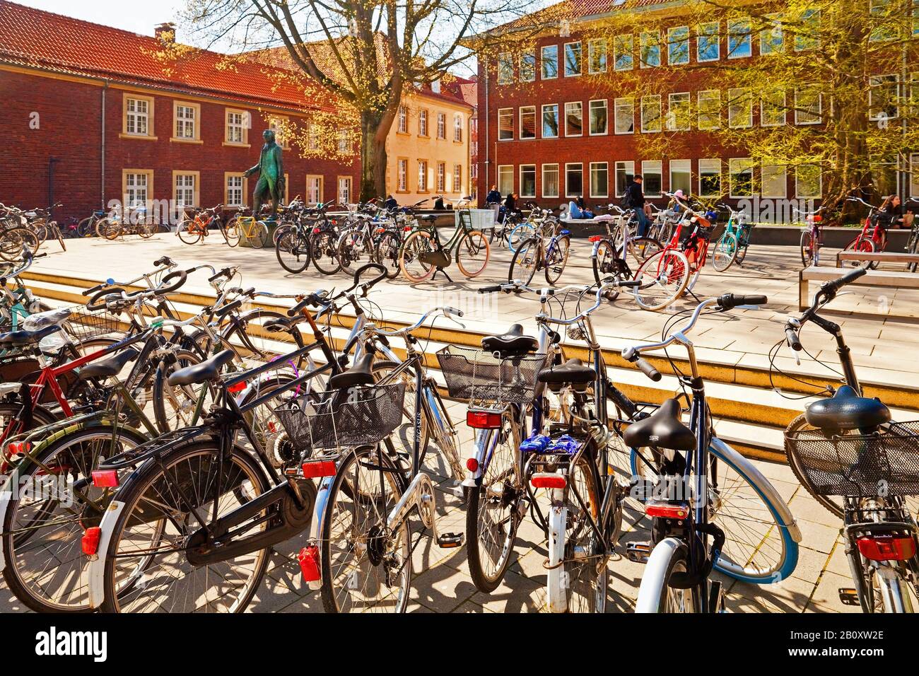 De nombreux vélos stationnés dans la ville, en Allemagne, en Rhénanie-du-Nord-Westphalie, Munster Banque D'Images