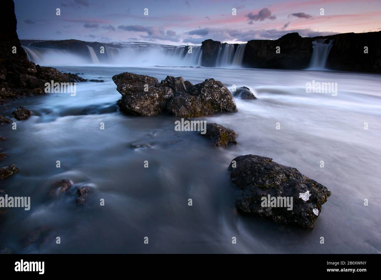 Chutes d'eau à Godafoss au coucher du soleil , Islande Banque D'Images