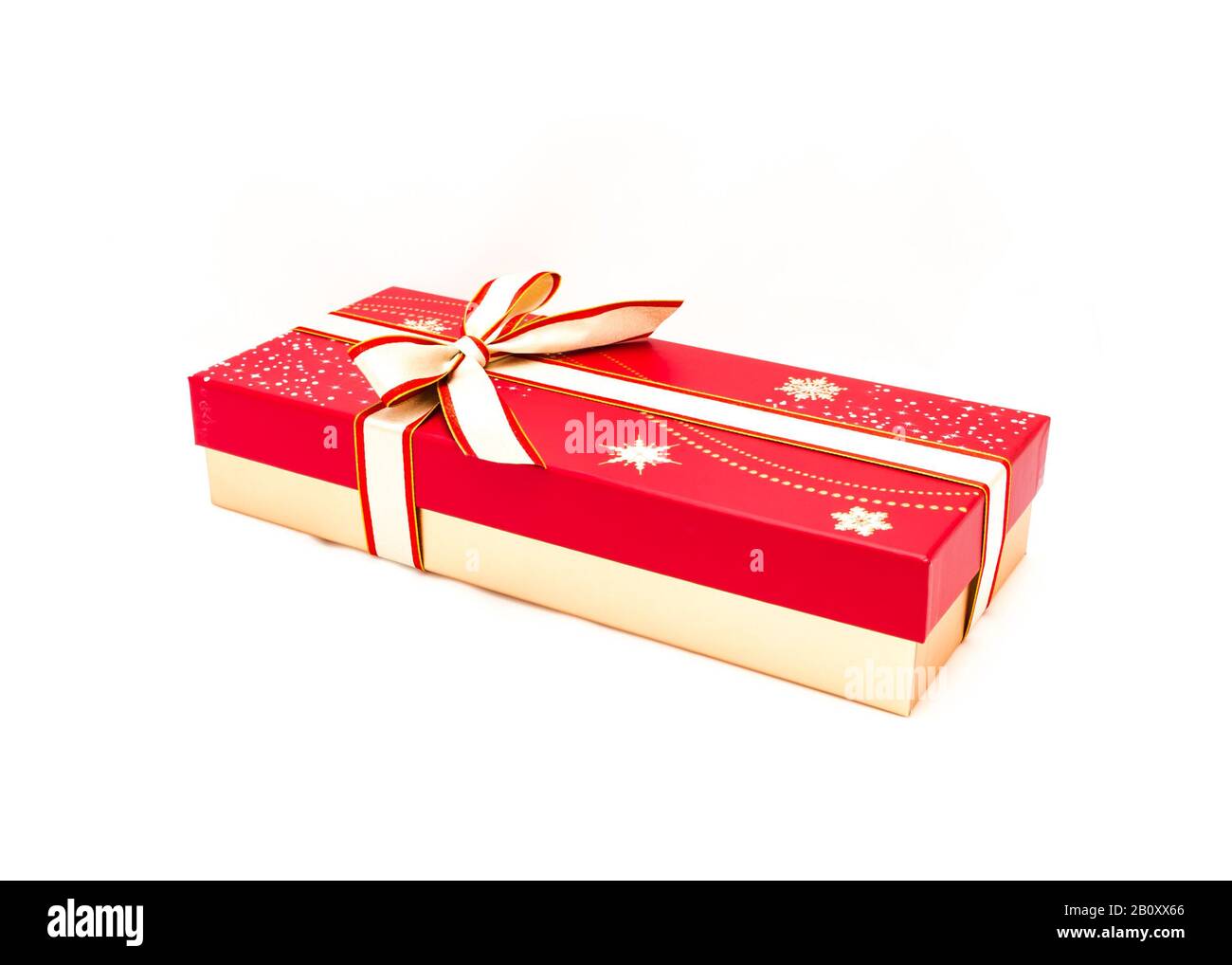 Fermer la boîte au chocolat avec un noeud papillon de couleur rouge et  jaune isolé sur fond blanc. Boîte cadeau en papier avec ruban pour le  concept de forfait Saint-Valentin Photo Stock -