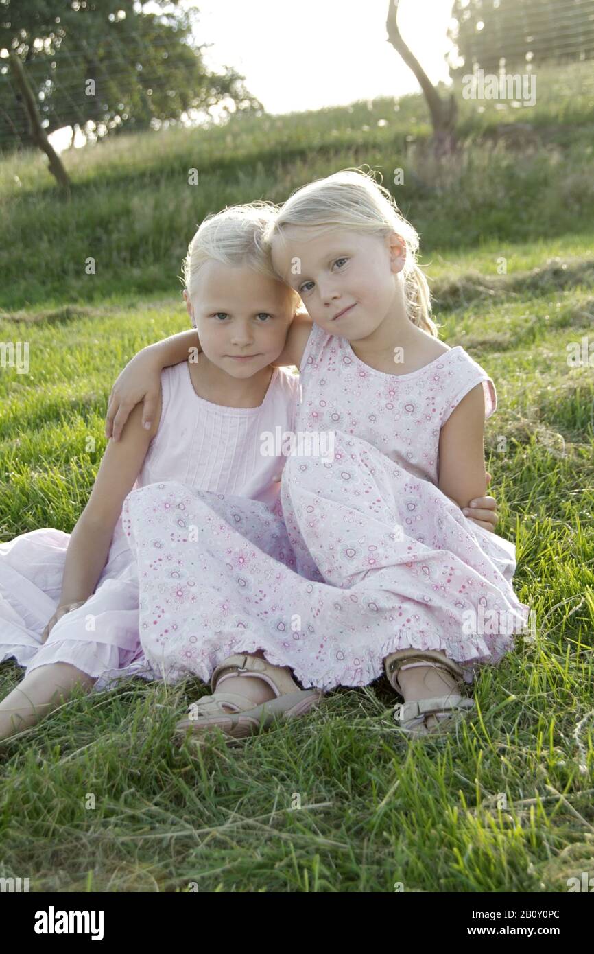 Deux filles bras dans un pré, Banque D'Images