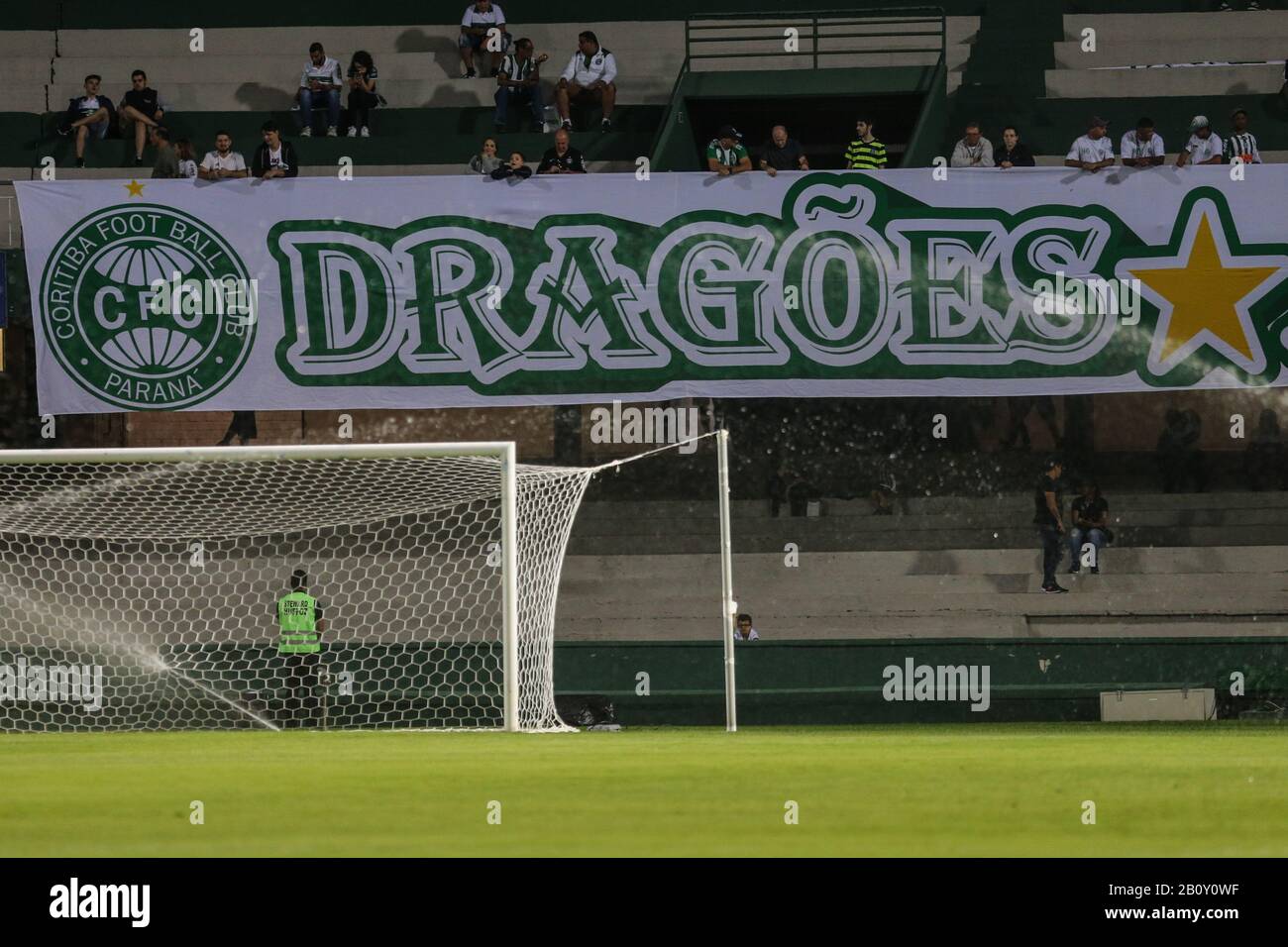 Curitiba, Paraní, Brésil. 21 février 2020. PR - PARANAENSE/CORITIBA X CIANORTE - ESPORTES - Torcida do Coritiba durante partida do Campeonato Paranaense 2020 no Estadio Couto Pereira, em Curitiba, nesta sexta-feira (21). Foto: Geraldo Bubniak/Agb Crédit: Geraldo Bubniak/Zuma Wire/Alay Live News Banque D'Images