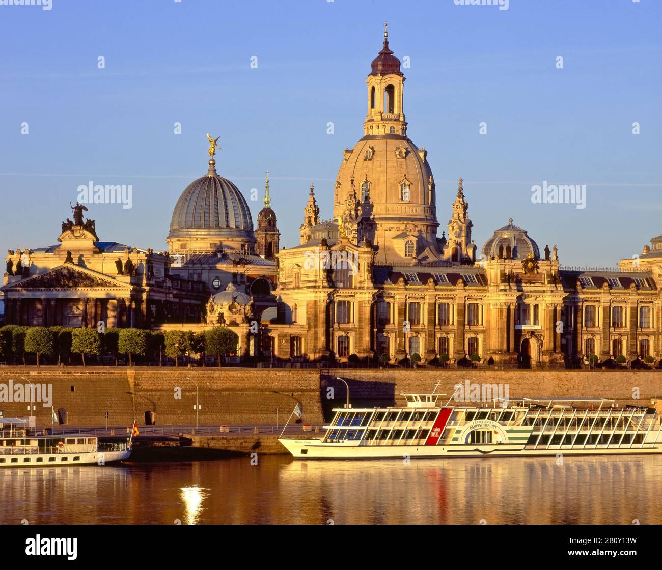Vue sur la terrasse de Brühlsche avec académie d'art et Frauenkirche à Dresde, Saxe, Allemagne, Banque D'Images
