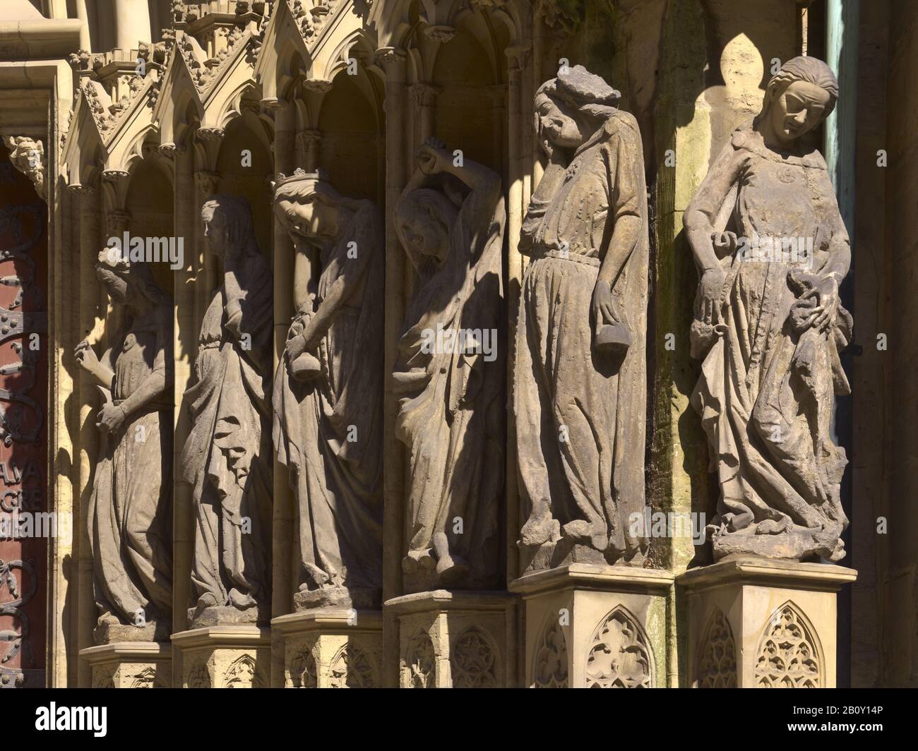 Sculptures de vierges intelligentes et folles sur le portail triangulaire du Mariendome à Erfurt, Thuringe, Allemagne, Banque D'Images