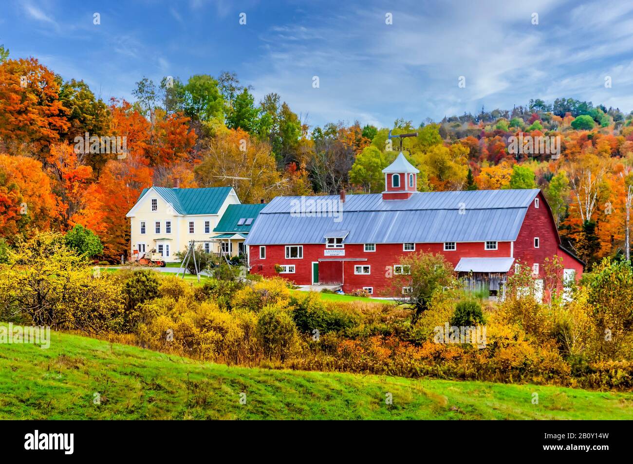 Une ferme avec une couleur de feuillage d'automne dans le Vermont rural, États-Unis. Banque D'Images