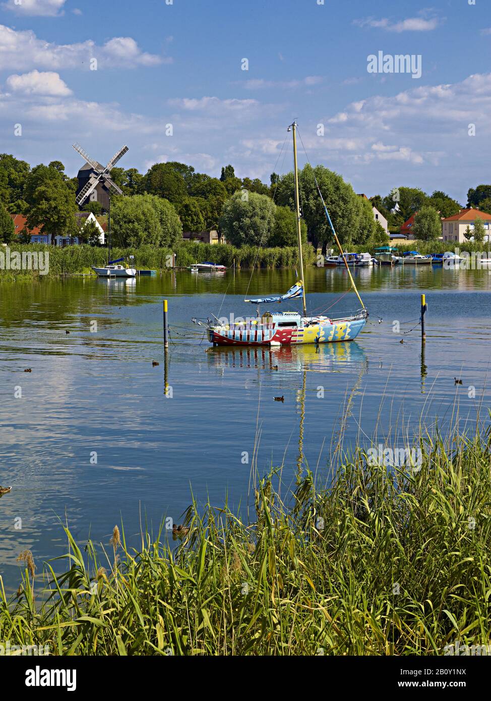 Centre-ville historique avec moulin à poste et bateau à voile 'Havelwunder' à Werder, Brandebourg, Allemagne, Banque D'Images