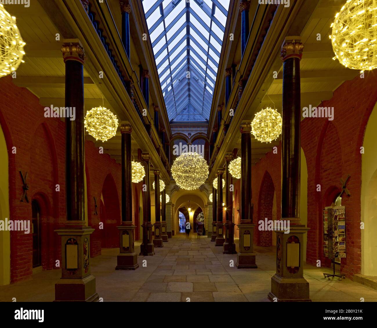 Rathausgalerie Avec Lumières De Noël, Ville Hanséatique De Stralsund, Mecklembourg-Poméranie-Occidentale, Allemagne, Banque D'Images