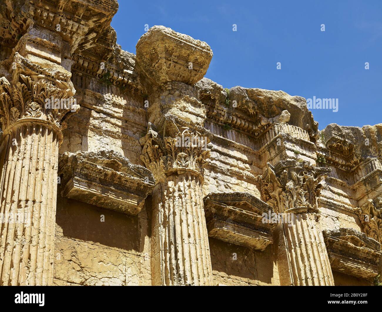 Temple de Bacchus, détail des colonnes avec les capitales, ancienne ville de Baalbek, Liban, Banque D'Images