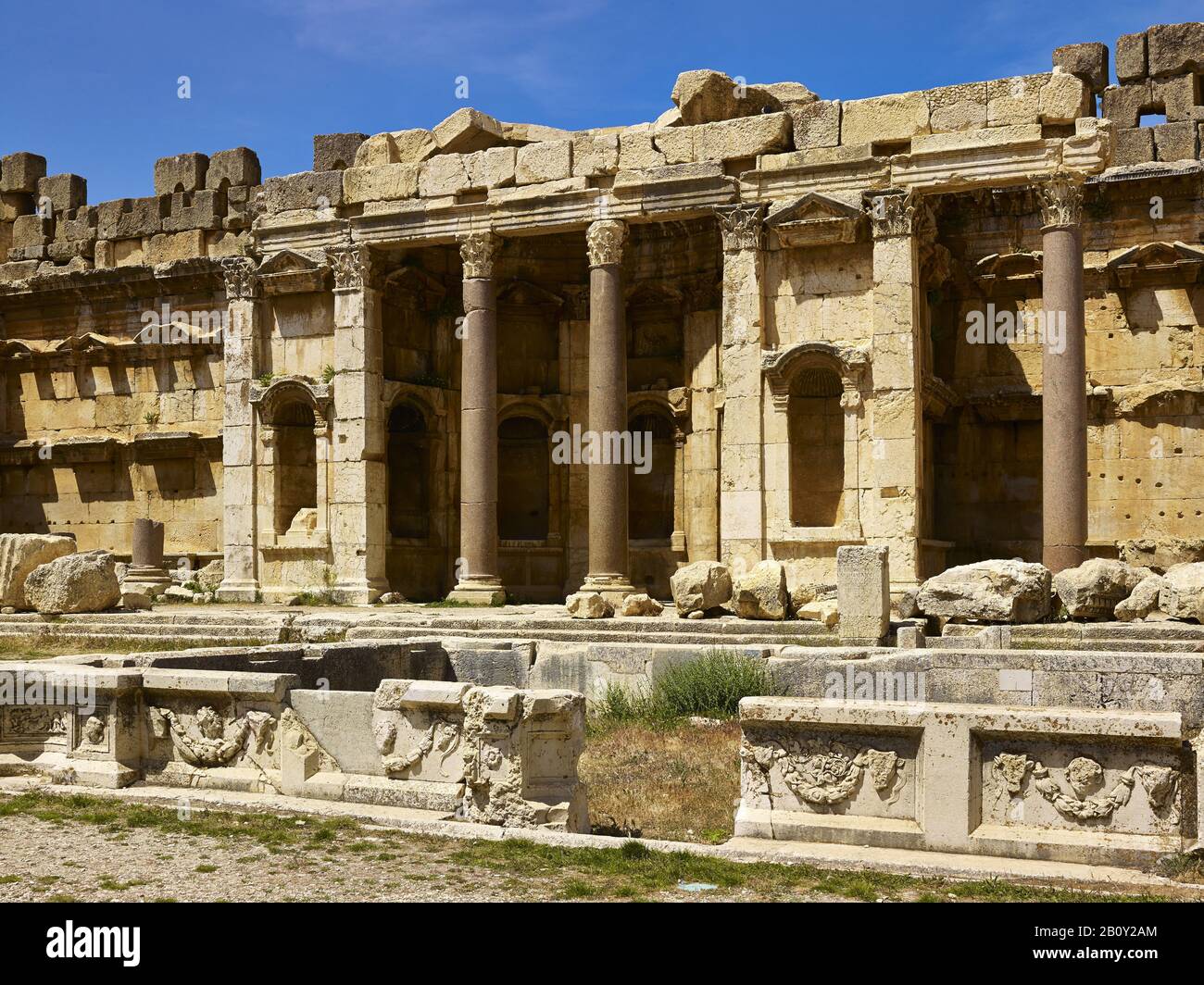 Cour cérémonielle avec piscine d'eau dans l'ancienne ville de Baalbek, Liban, Banque D'Images