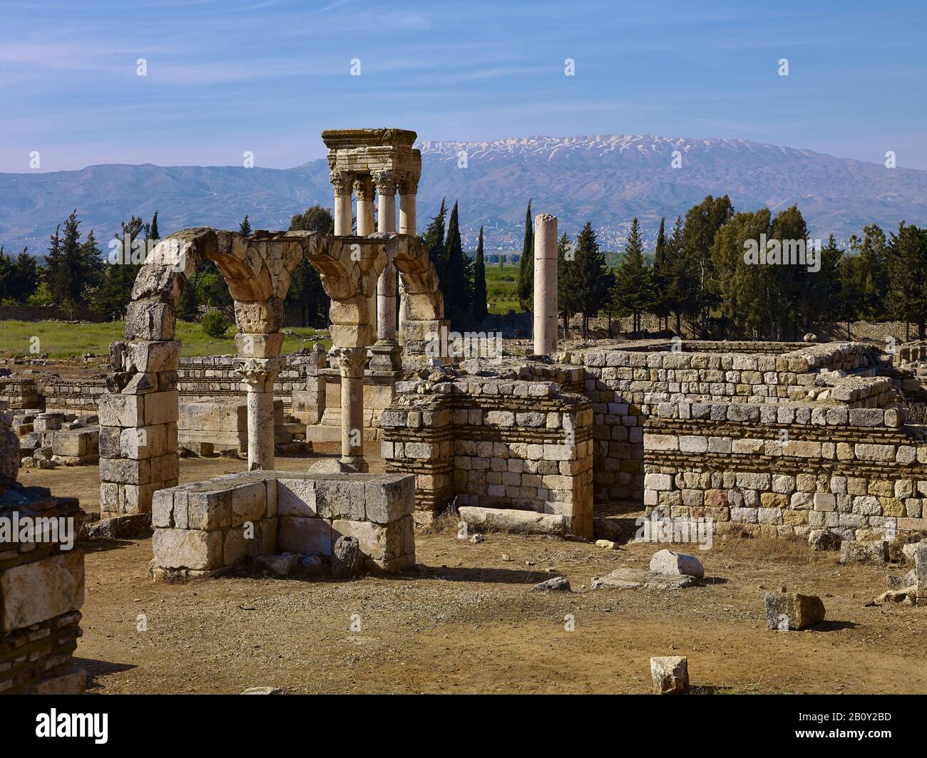 Les montagnes du Liban et Tetrapylon de l'ancienne ville d'Anjar également Haoush Mousa, Liban, Banque D'Images