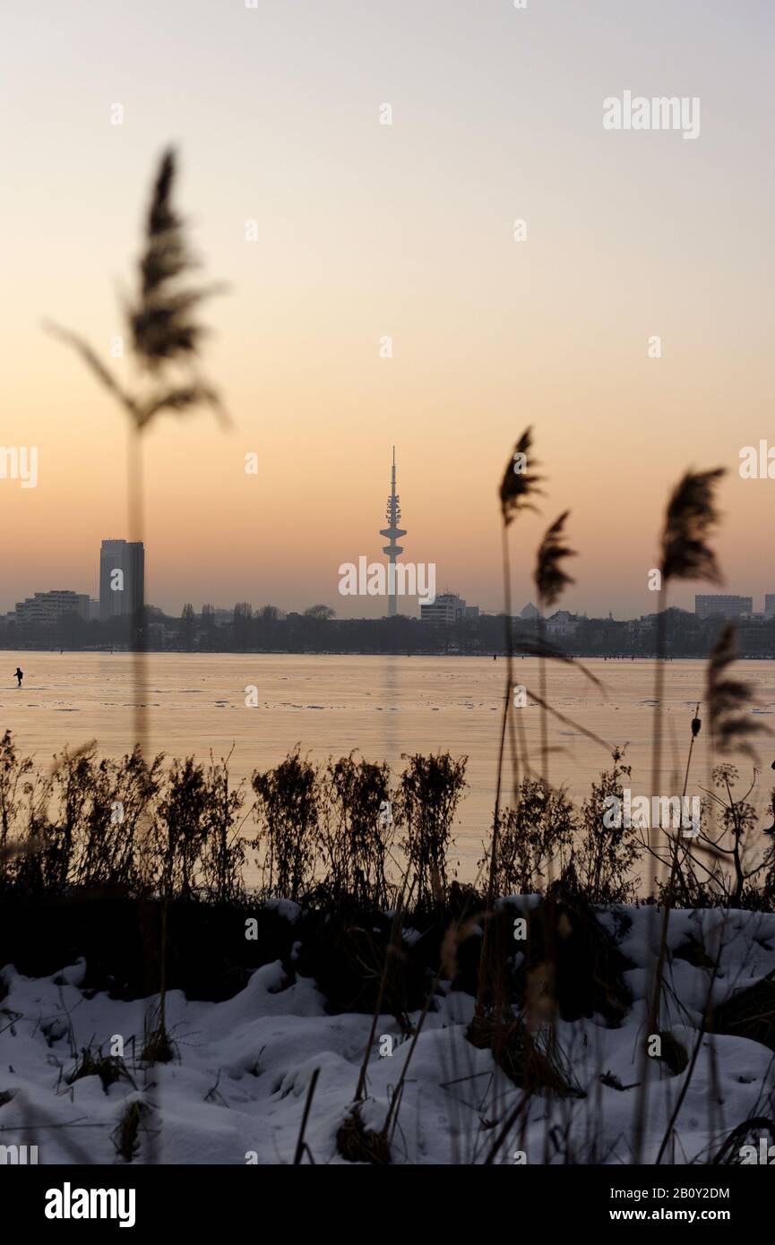 Alster extérieur gelé au crépuscule, Alster Pleasure, Hambourg, Allemagne, Banque D'Images