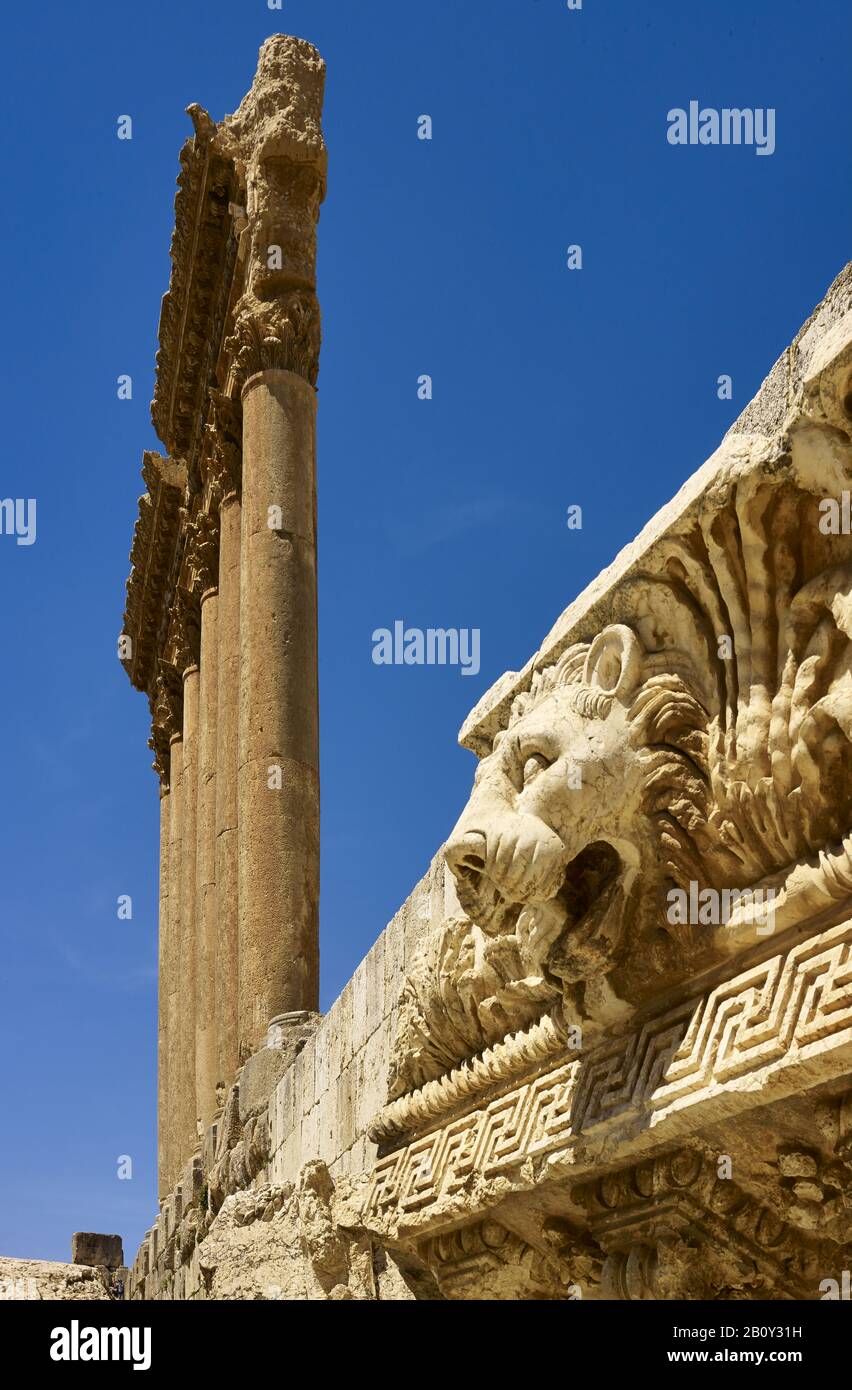 Piliers du Temple de Jupiter et tête du lion du corbeau dans l'ancienne ville de Baalbek, Liban, Banque D'Images