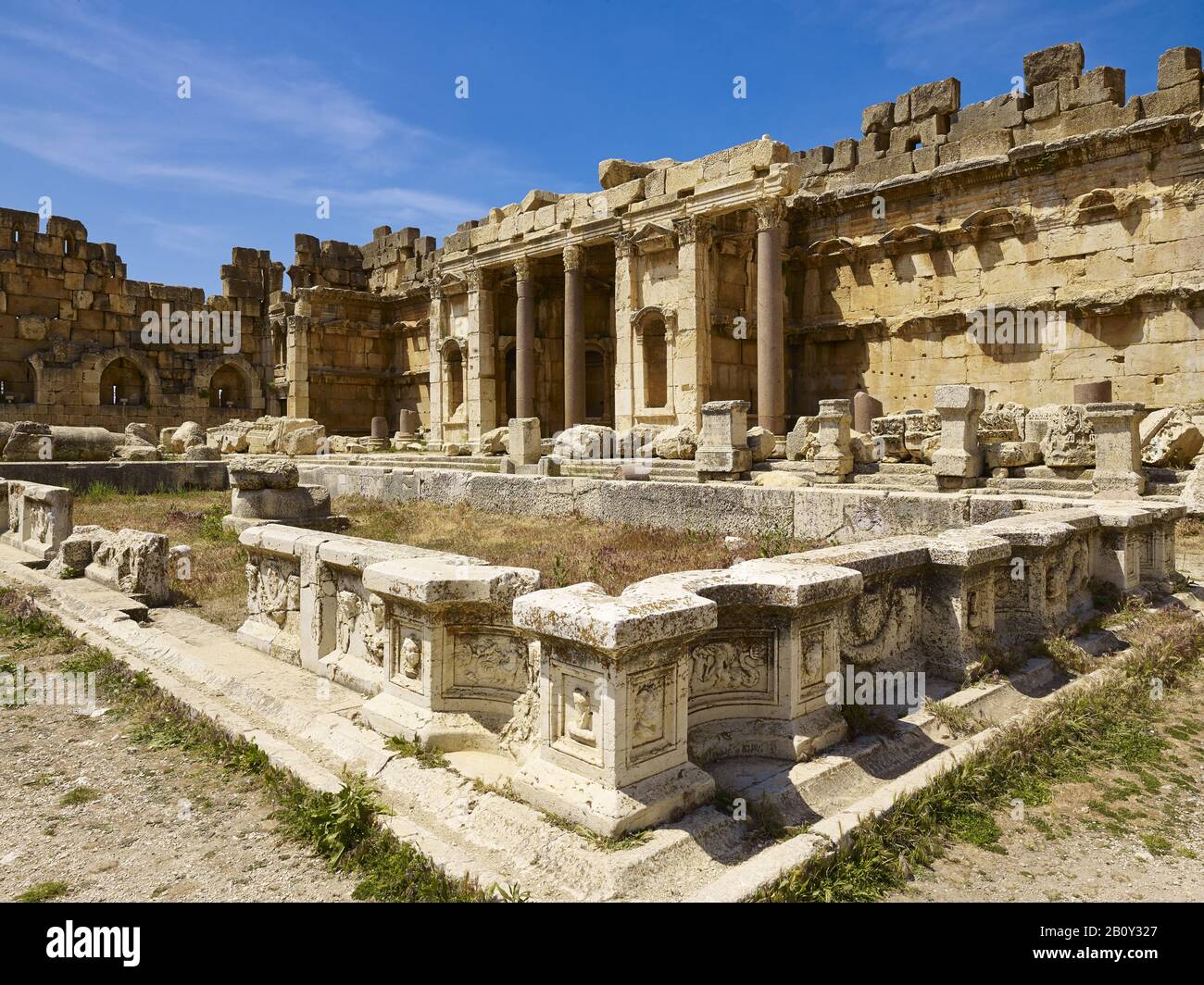 Cour cérémonielle avec piscine d'eau dans l'ancienne ville de Baalbek, Liban, Banque D'Images