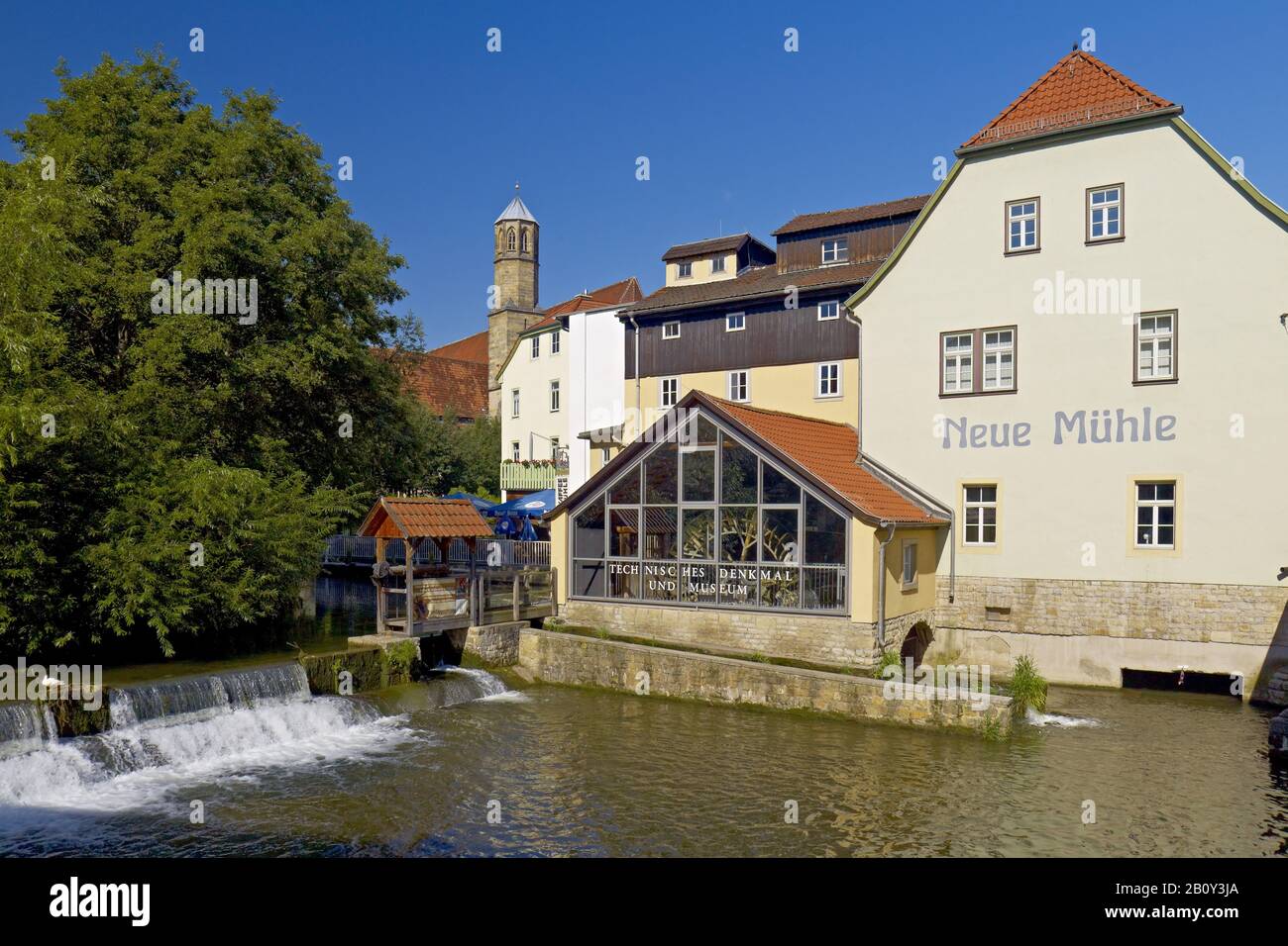 Nouveau moulin sur le large ruisseau de la Gera à Erfurt, Thuringe, Allemagne, Banque D'Images