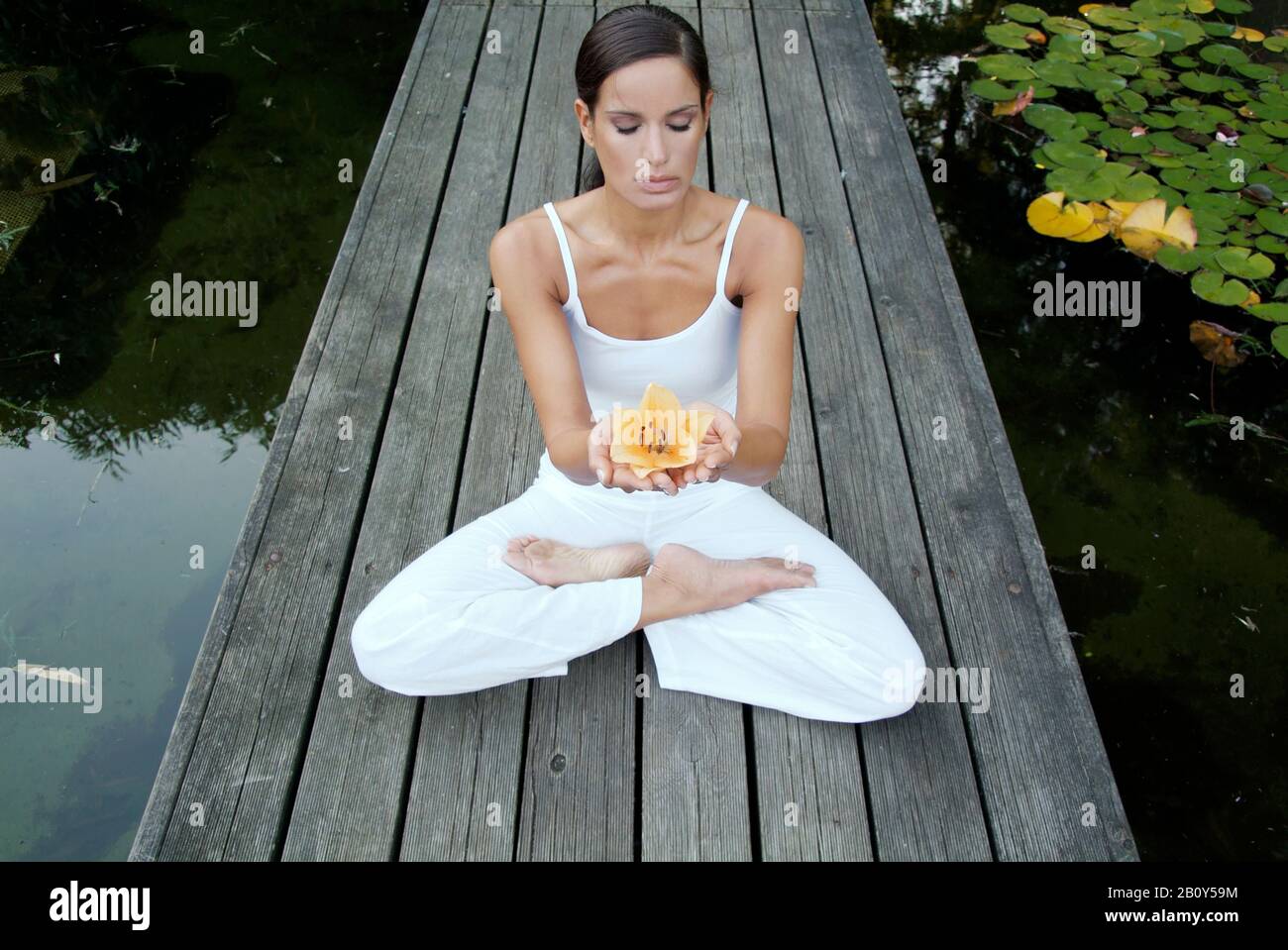 Femme faisant du yoga dans un jardin Banque D'Images