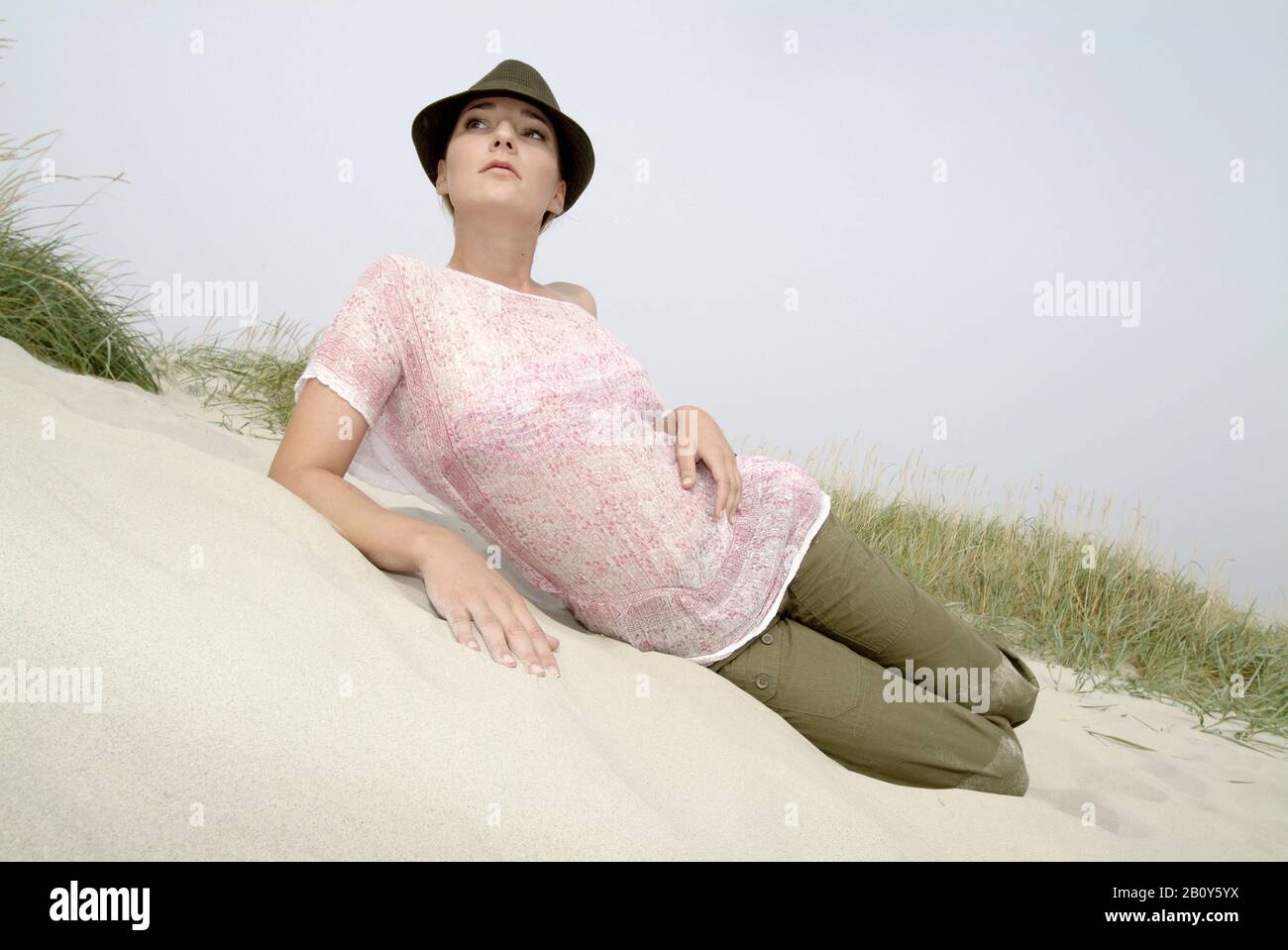 Jeune femme sur la plage Banque D'Images