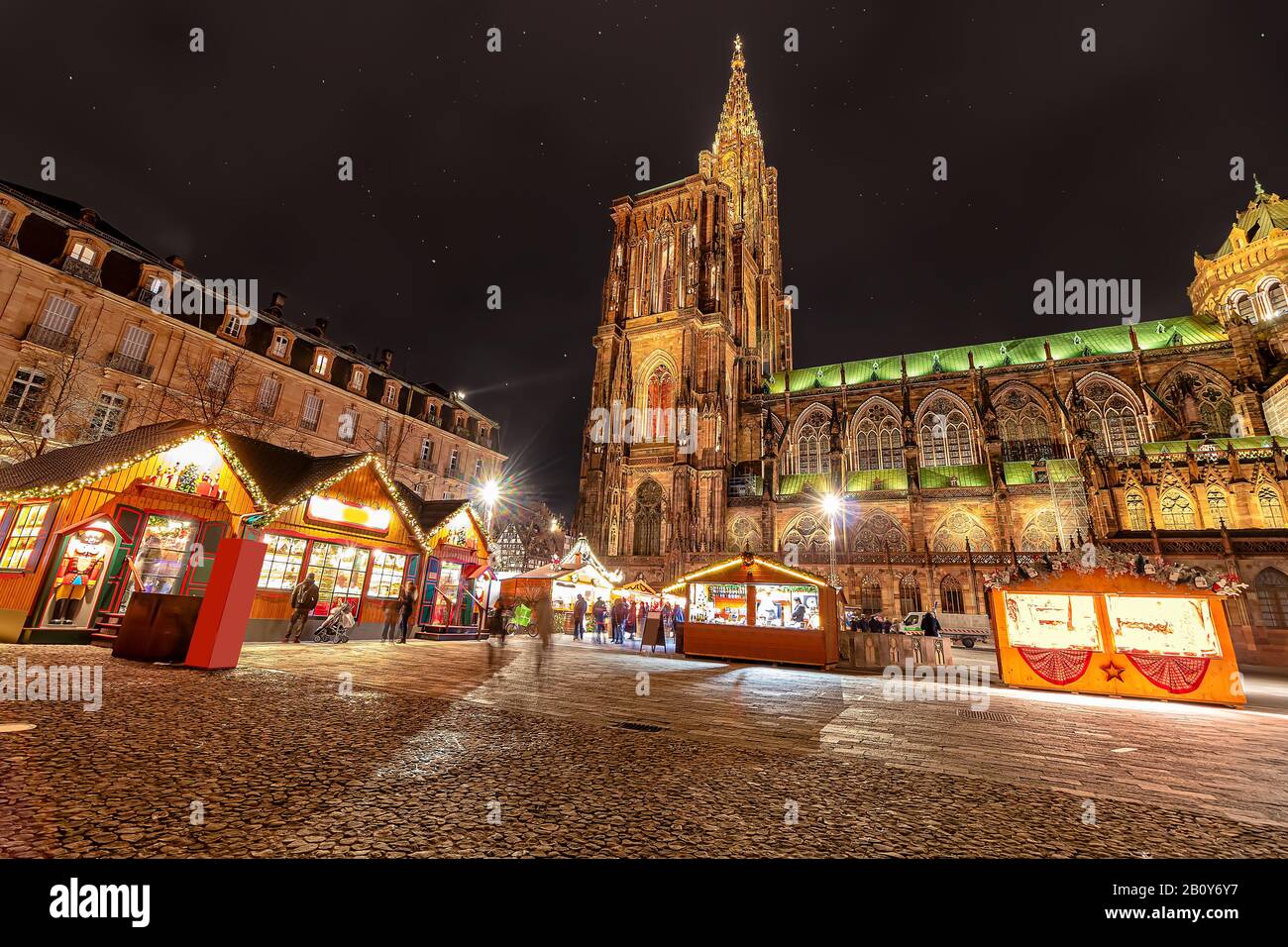 Photographie de longue exposition du marché de Noël près de la cathédrale dans la ville de Strasbourg la nuit, région Alsace, France Banque D'Images