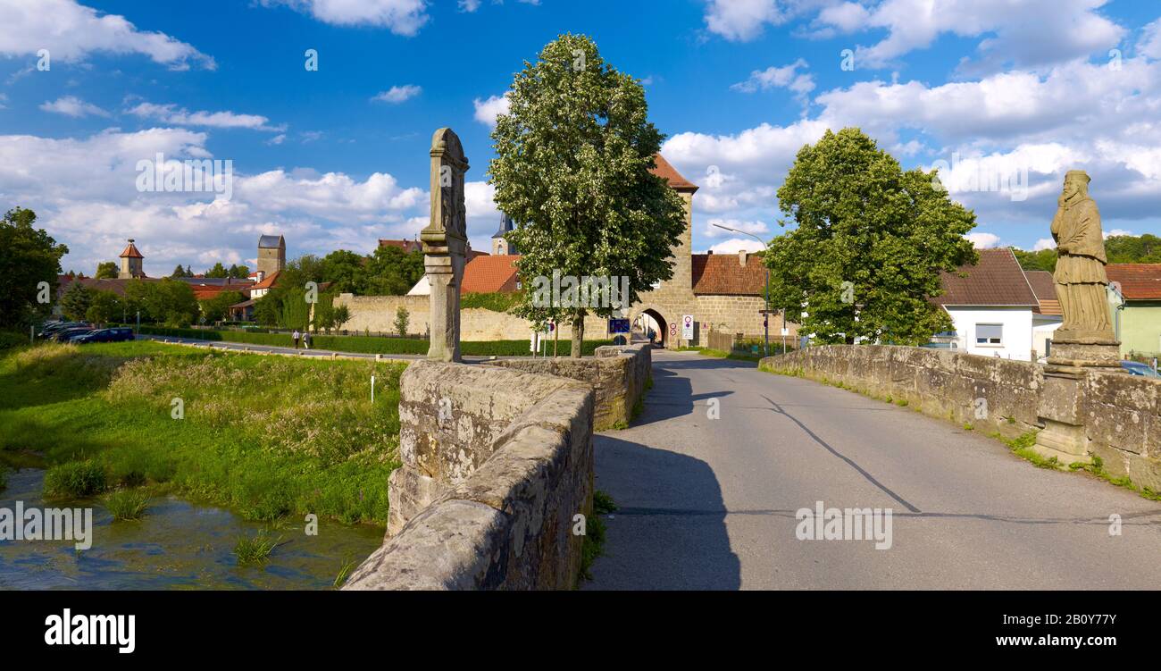 Mur de la ville et tours de Seßlach au-dessus du pont Rodach, Haute-Franconie, Bavière, Allemagne, Banque D'Images