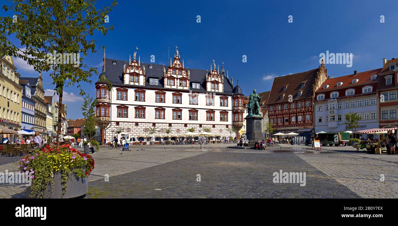 Marché avec maison de ville, ancienne chancellerie électorale et monument de Prince Albert à Coburg, Haute-Franconie, Bavière, Allemagne, Banque D'Images