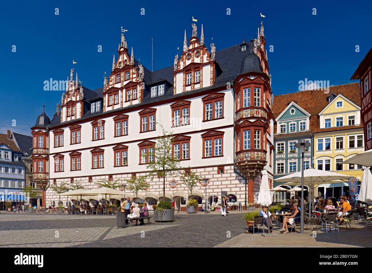 Stadthaus, ancienne chancellerie électorale du marché et cafés de rue à Coburg, Haute-Franconie, Bavière, Allemagne, Banque D'Images