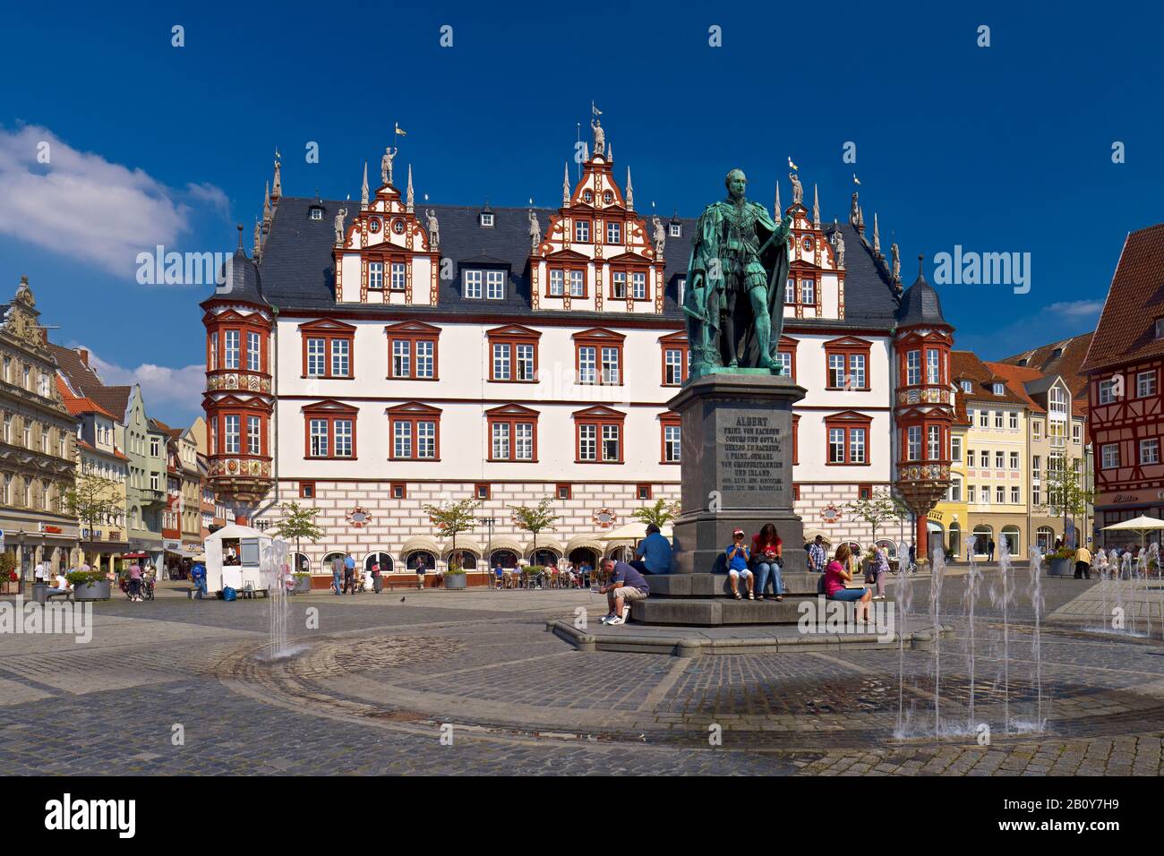 Marché avec maison de ville, ancienne chancellerie électorale et monument de Prince Albert à Coburg, Haute-Franconie, Bavière, Allemagne, Banque D'Images