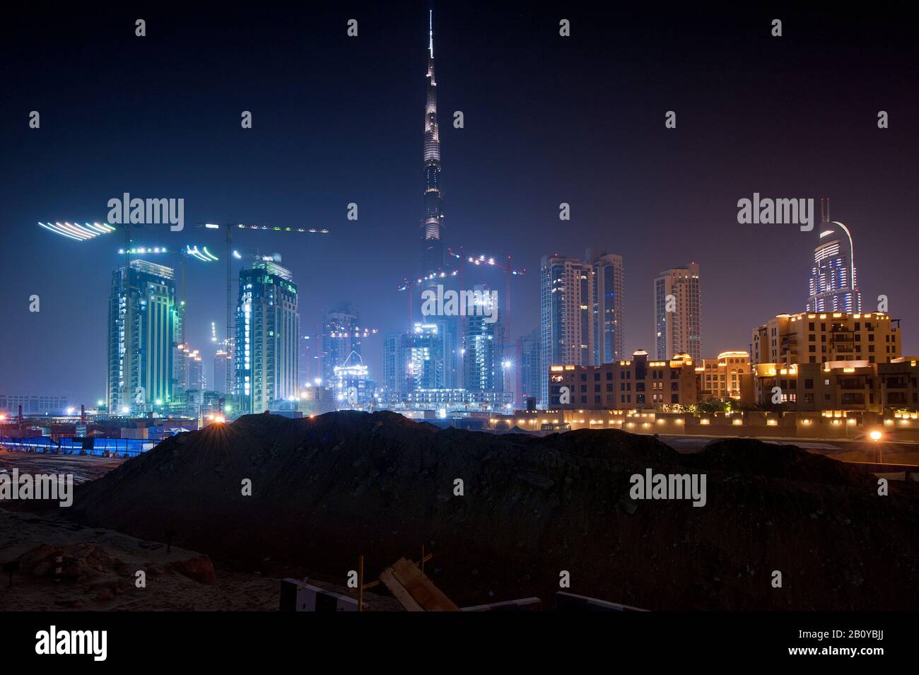 Sites de construction, grues, immeubles de grande taille à Business Bay et Burj Khalifa la nuit, centre-ville de Dubaï, Émirats arabes Unis, Banque D'Images