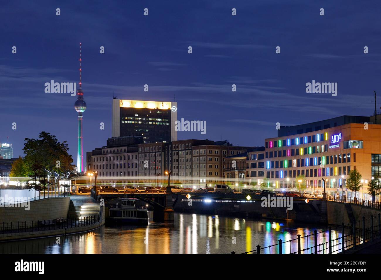 Vue panoramique depuis le Reichstag au bord de la rivière en direction d'Alexanderplatz, tour de télévision, Spree River, Festival des lumières, Berlin, Allemagne, Banque D'Images