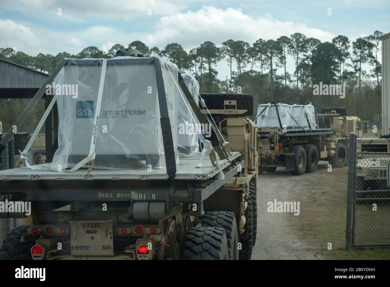 Les Soldats américains avec le 68ème Élément d'ouverture de port rapide utilisent des camions tactiques à mobilité étendue lourds avec un système de manutention de charge pour transporter des fournitures de secours simulées vers un nœud d'exploitation avant dans le cadre de l'exercice Turbo distribution à l'aérodrome de l'Armée de fort Stewart-Hunter, Géorgie, 12 février 2020. Les Airmen font partie d'une unité d'ouverture conjointe de la Force opérationnelle et du port, une unité autonome capable de charger et de décharger rapidement le fret des aéronefs, d'entretenir et de préparer l'équipement, et de centraliser les opérations par le biais d'une station de commandement et de contrôle. (ÉTATS-UNIS Photo de la Force aérienne par Sgt. Sarah Brice) Banque D'Images