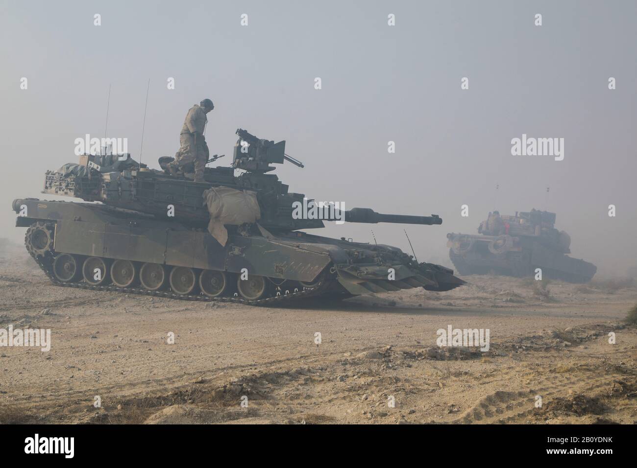 Les Soldats de l'armée américaine affectés à la 1ère équipe de combat de la Brigade blindée, 3ème division d'infanterie, fort Stewart, Géorgie, se préparent à manœuvrer vers un objectif au cours De la rotation D'action Décisive 20-04 au Centre national d'entraînement (CNT), fort Irwin, Californie, 14 février 2020. Des Rotations décisives d'action au Centre national d'instruction assurent que les équipes de combat de la Brigade de l'Armée de terre restent polyvalentes, réactives et toujours disponibles pour les imprévus actuels et futurs. (ÉTATS-UNIS Photo de l'armée par La Cps. Brooke Davis, Groupe Des Opérations, Centre National De Formation) Banque D'Images