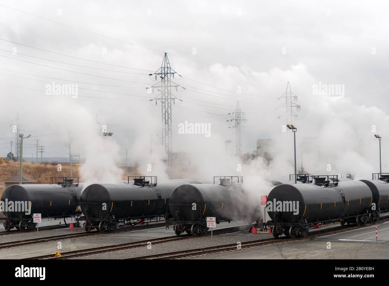 Wagons-citernes de chemin de fer utilisés pour le transport de produits pétroliers. Plusieurs cartes sont visibles. Le brouillard ou la fumée s'élève des voitures. Banque D'Images