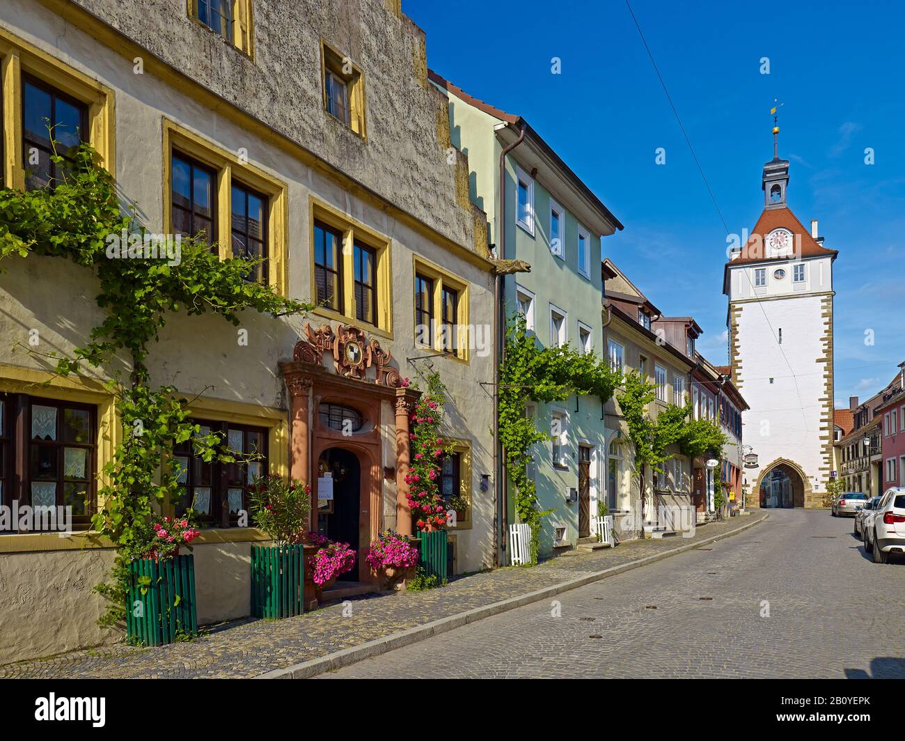 Luitpoldstrasse avec tour de ville à Prichsenstadt, Basse-Franconie, quartier de Kitzingen, Bavière, Allemagne, Banque D'Images