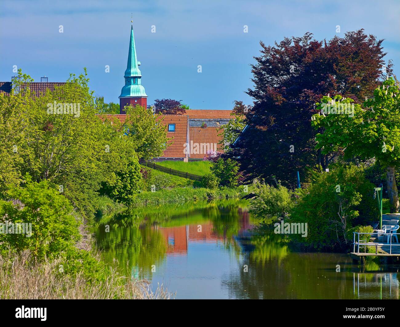 Église de Saint Martini et Nicolai à Steinkirchen avec la rivière Lühe, Altes Land, district de Stade, Basse-Saxe, Allemagne, Banque D'Images