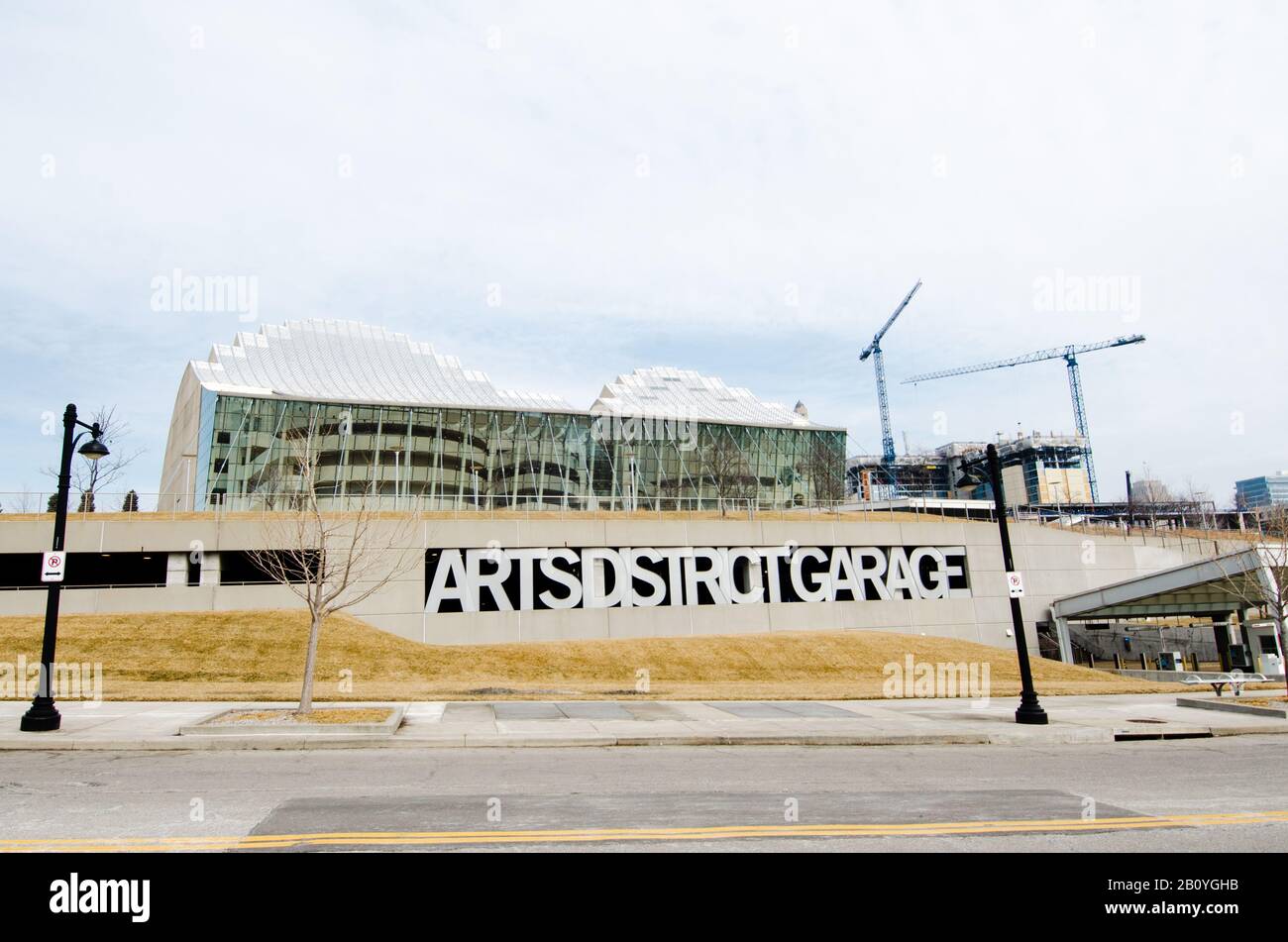 Kansas City, Mo Arts District parking garage avec Kauffman Center for the Performing Arts en arrière-plan Banque D'Images