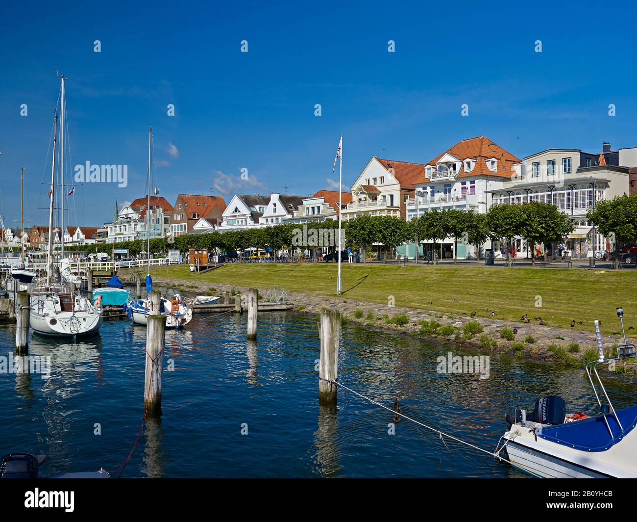 Promenade et bateaux à voile à Travemünde, Schleswig-Holstein, Allemagne, Banque D'Images