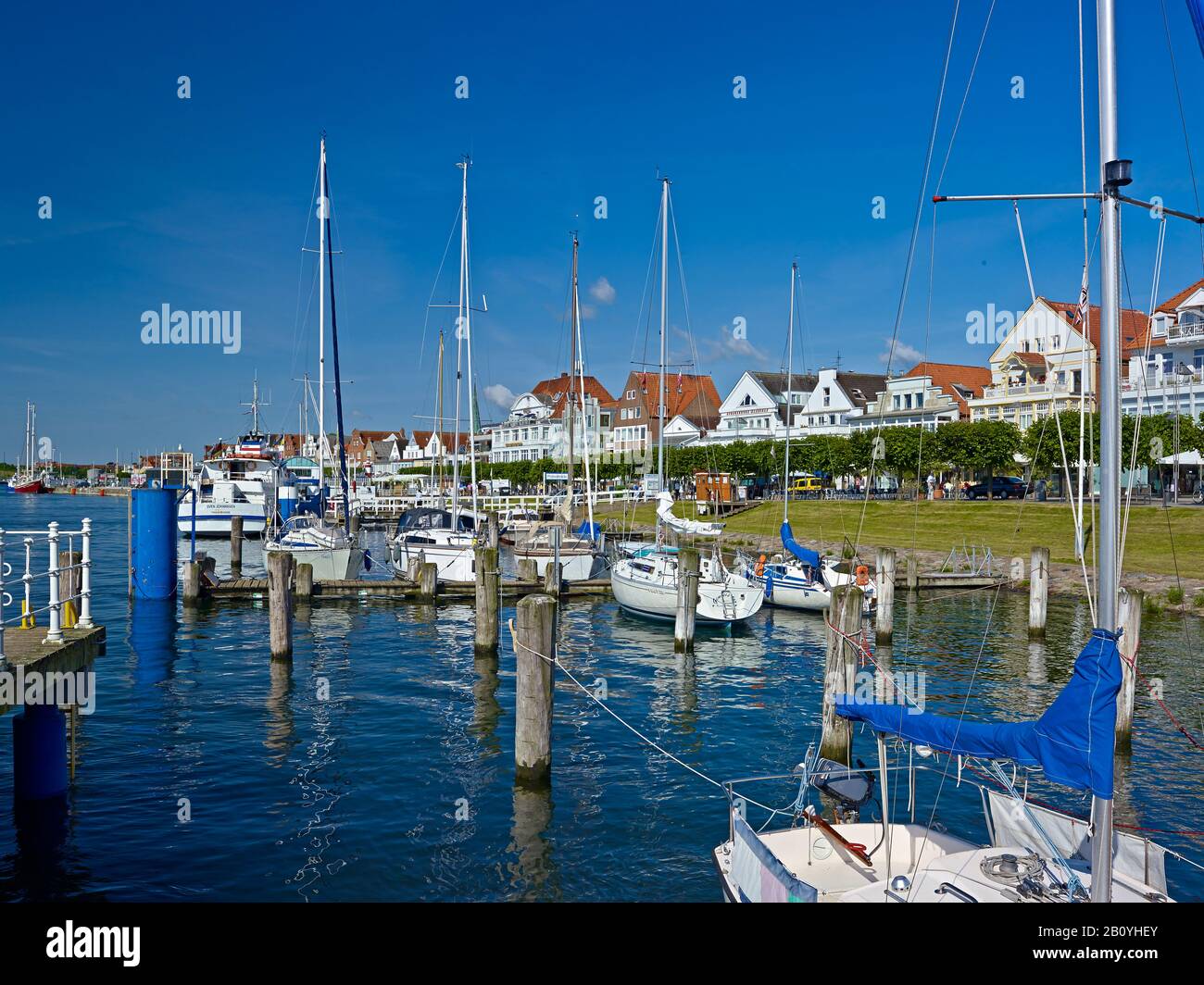 Promenade et bateaux à voile à Travemünde, Schleswig-Holstein, Allemagne, Banque D'Images