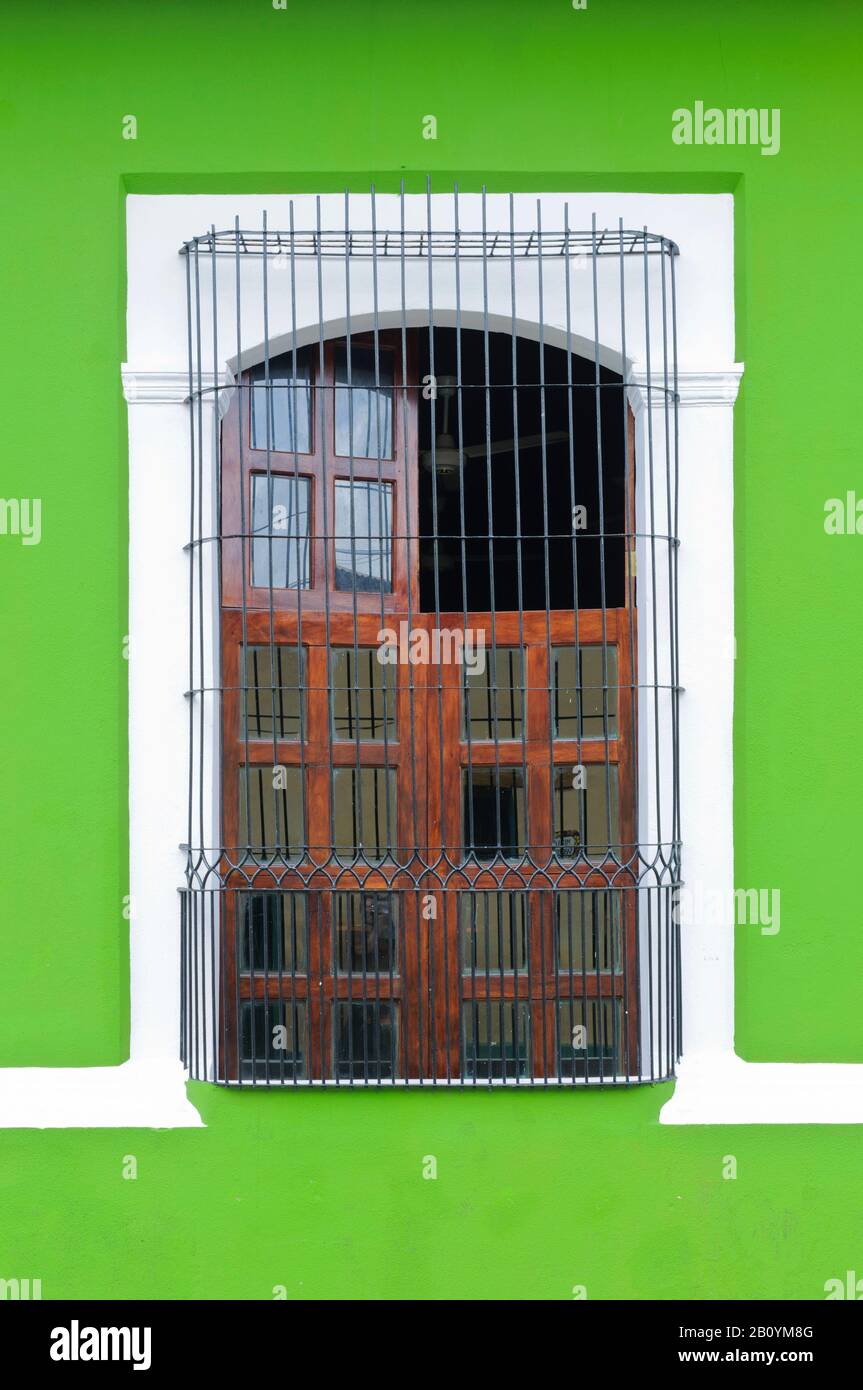 Façade coloniale espagnole, León, Nicaragua, Amérique centrale, Banque D'Images