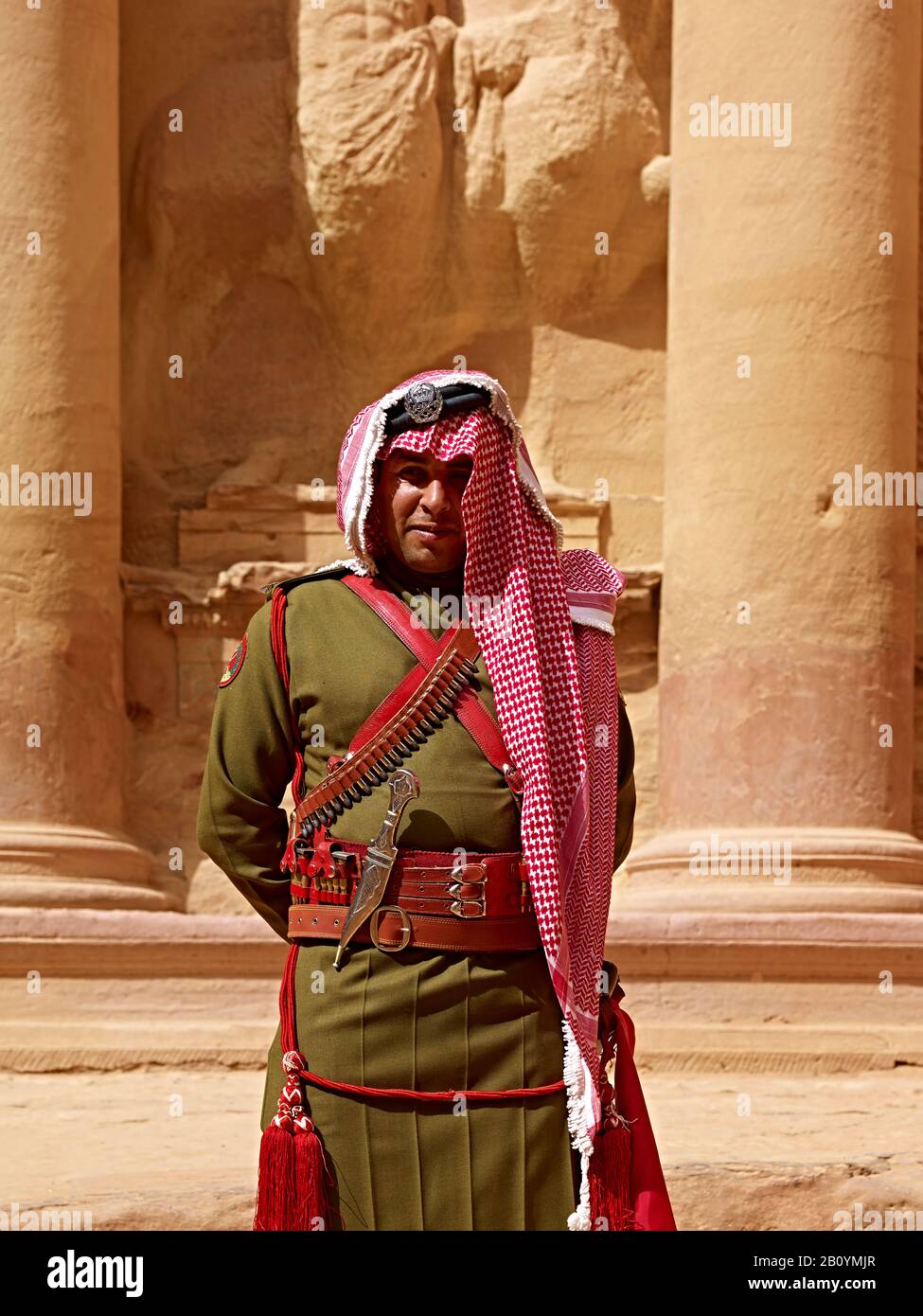 Bédouin local en tant que garde devant la maison du Trésor dans la ville rock de Petra, Jordanie, Moyen-Orient, Banque D'Images