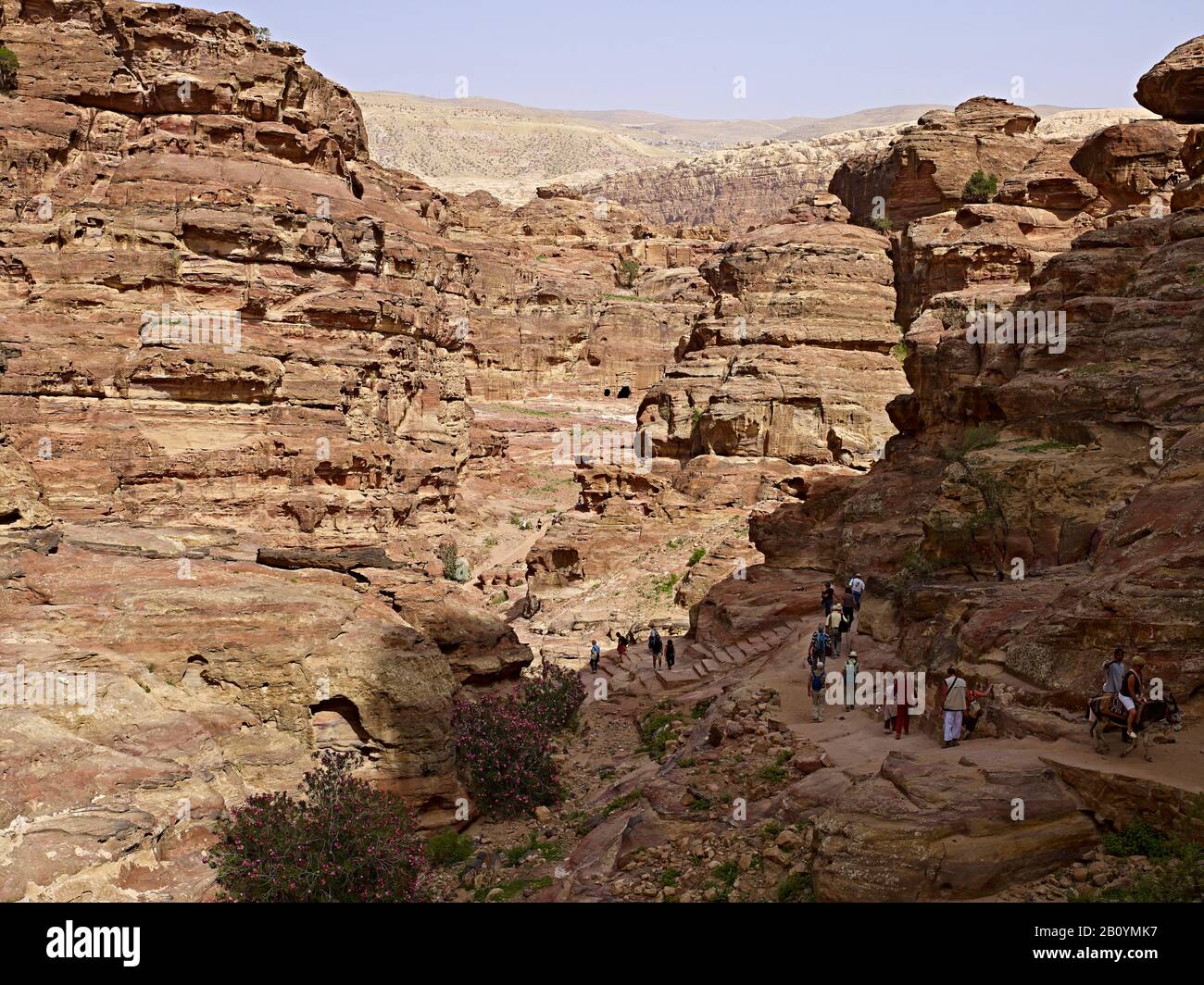 Descente d'ad-Deir dans la ville rock de Petra, Jordanie, Moyen-Orient, Banque D'Images