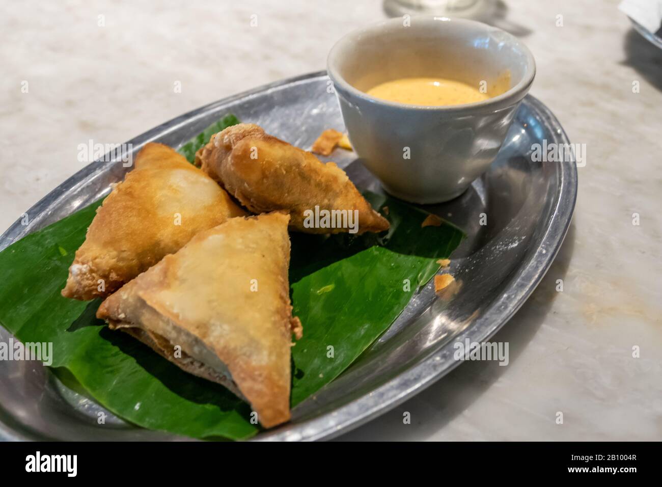 Samosa et sauce trempée sur le plateau Banque D'Images