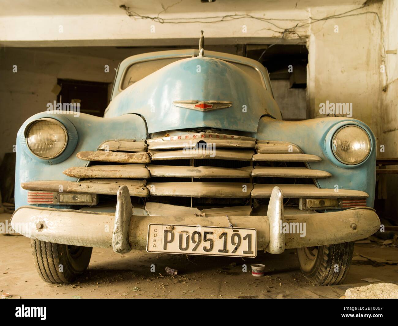 Vieux Chevrolet dans un atelier, la Havane, Cuba Banque D'Images