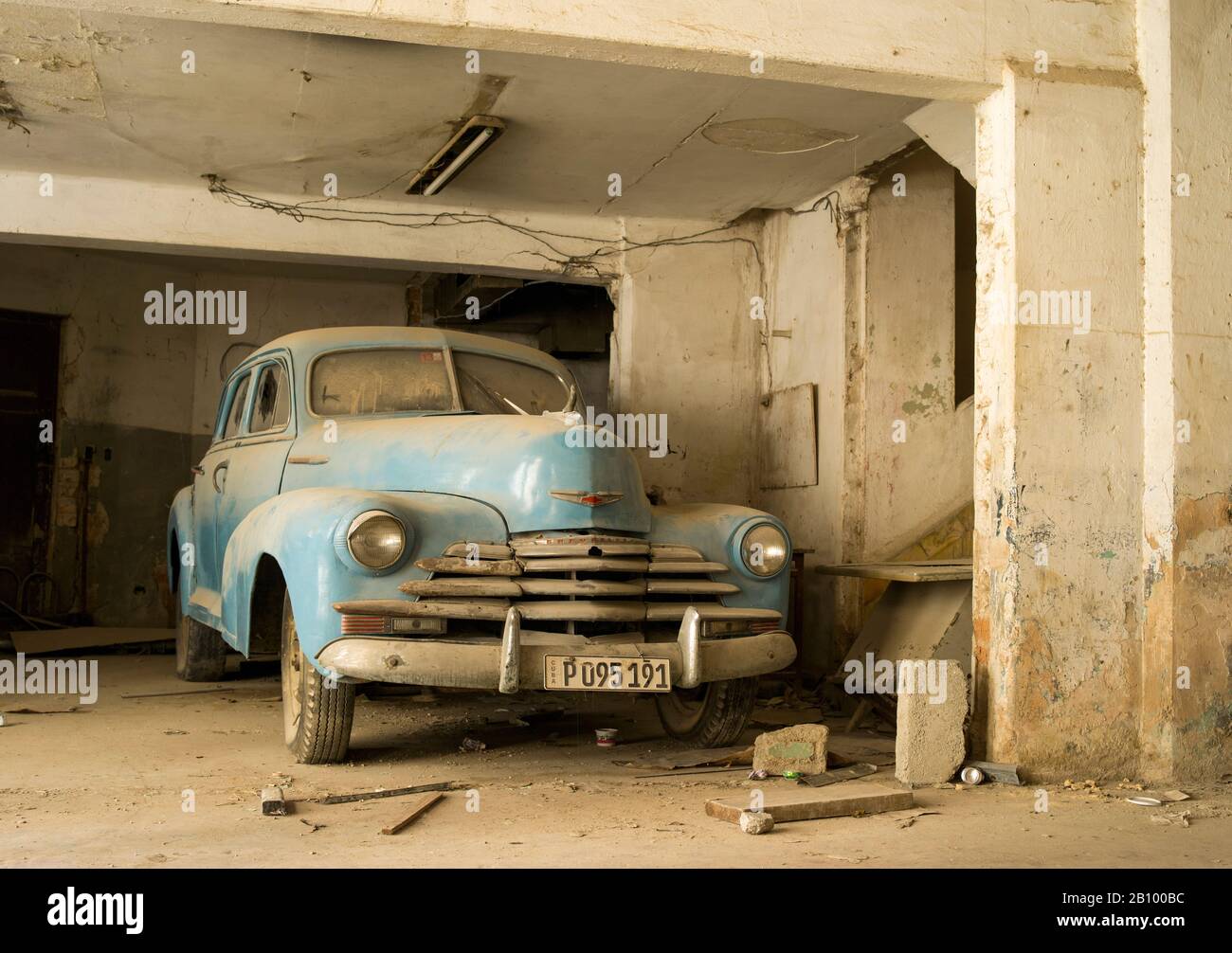 Vieux Chevrolet dans un atelier, la Havane, Cuba Banque D'Images