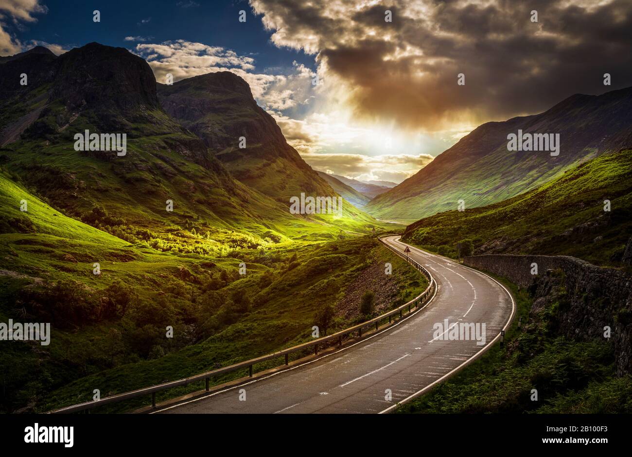Route de campagne dans la vallée Des Trois Sœurs, Glencoe, Écosse Banque D'Images
