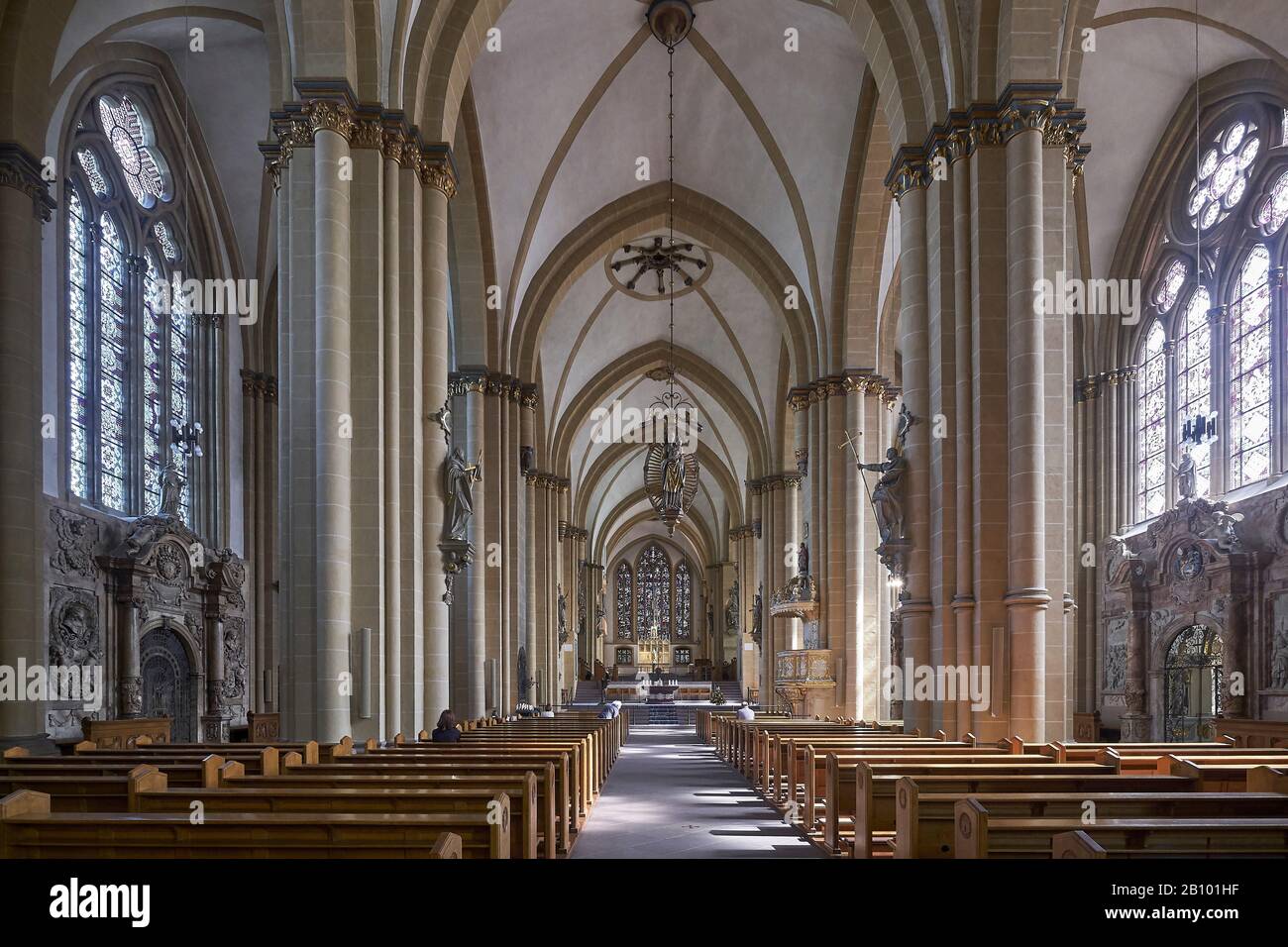 Vue à travers la nef de la haute chorale dans la cathédrale, Paderborn, Rhénanie-du-Nord-Westphalie, Allemagne Banque D'Images
