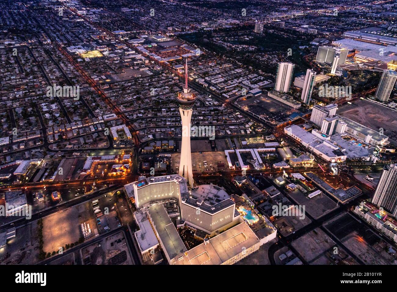 Stratosphère Tower, la photographie aérienne à partir d'hélicoptères au crépuscule, Las Vegas, Nevada, USA Banque D'Images