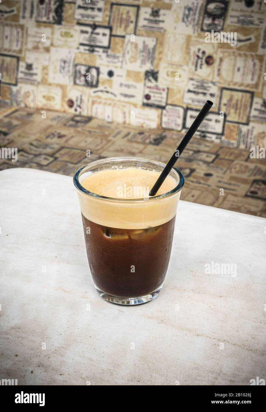 Café grec Freddo Espresso sur une table, Athènes, Grèce Banque D'Images