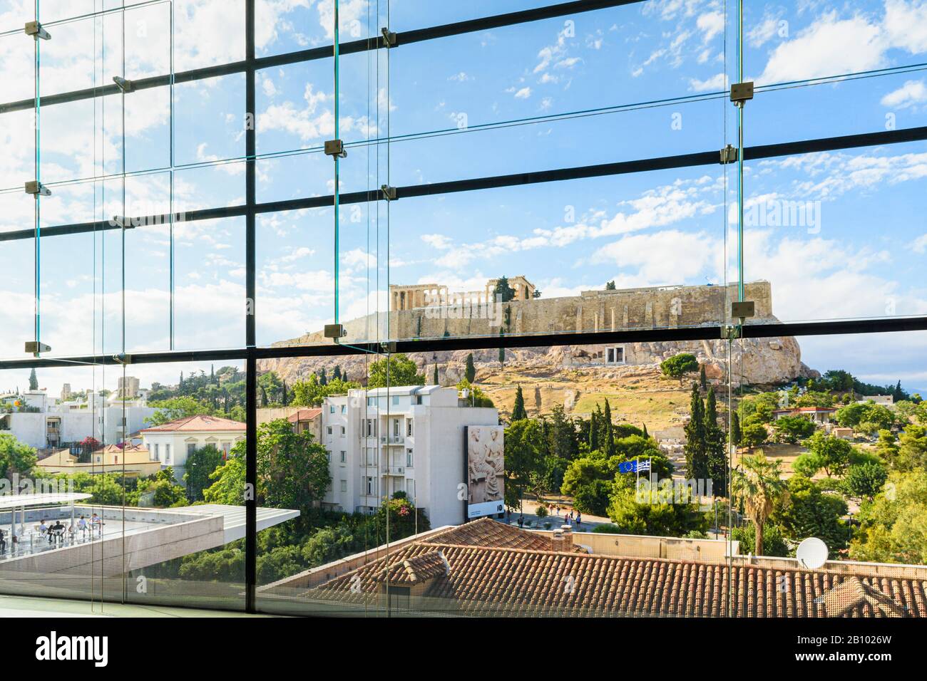 Vue sur l'Acropole à travers les grandes fenêtres en verre du musée de l'Acropole, Athènes, Grèce Banque D'Images