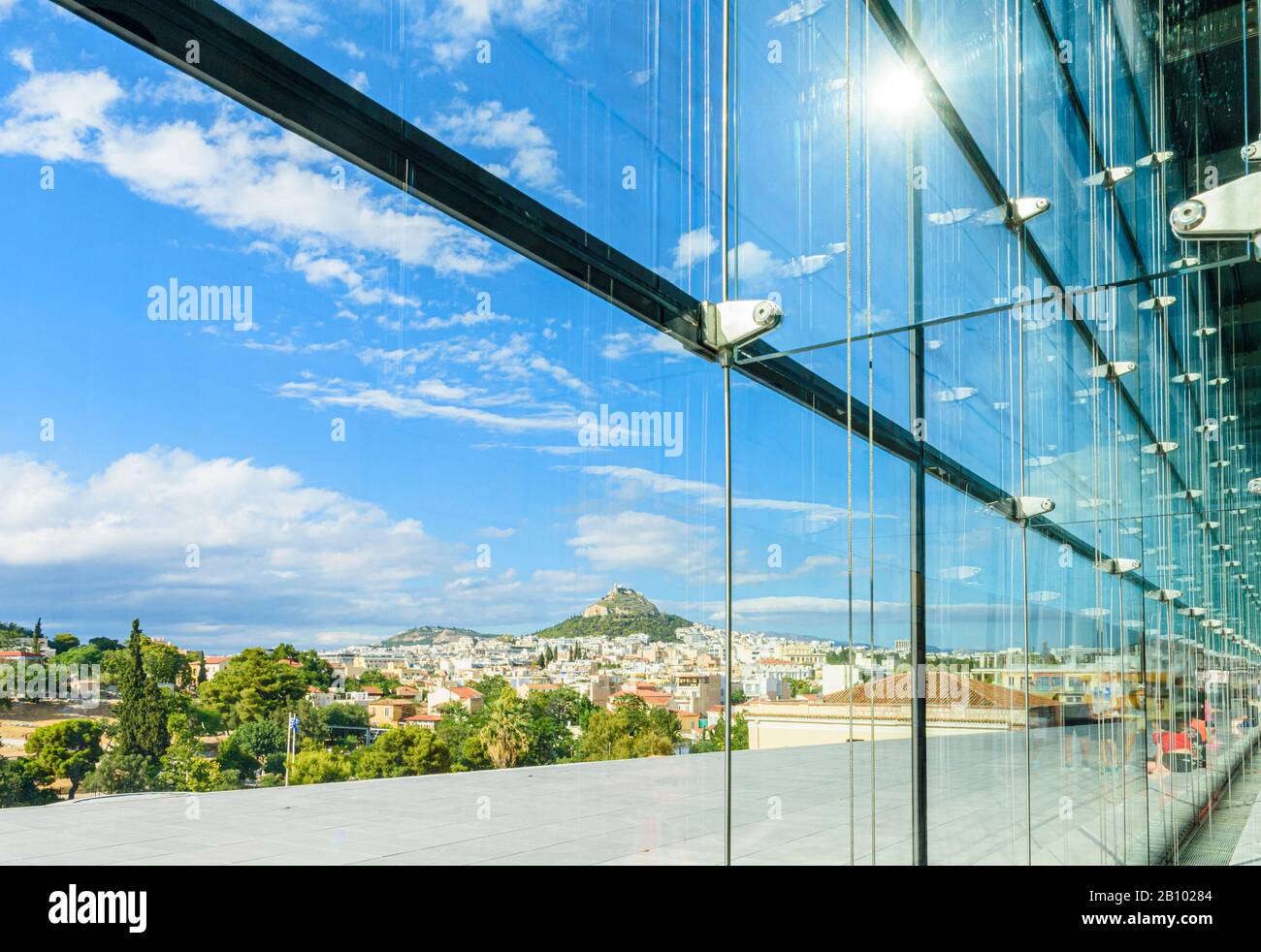 Grandes fenêtres en verre du musée de l'Acropole avec vue sur la colline de Lycabettus, Athènes, Grèce Banque D'Images