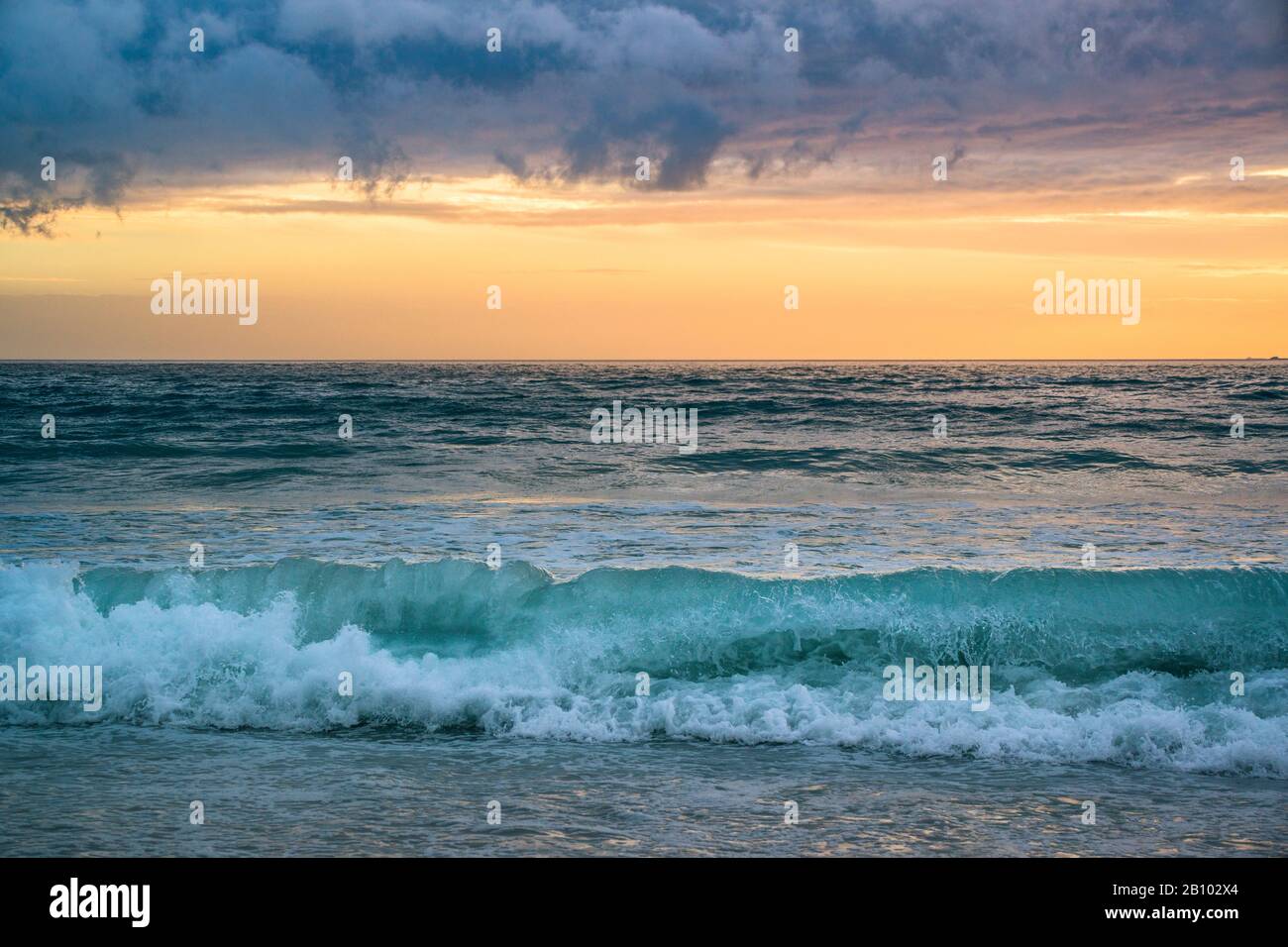 Plage Au Coucher Du Soleil, Big Bay, Le Cap, Afrique Du Sud Banque D'Images