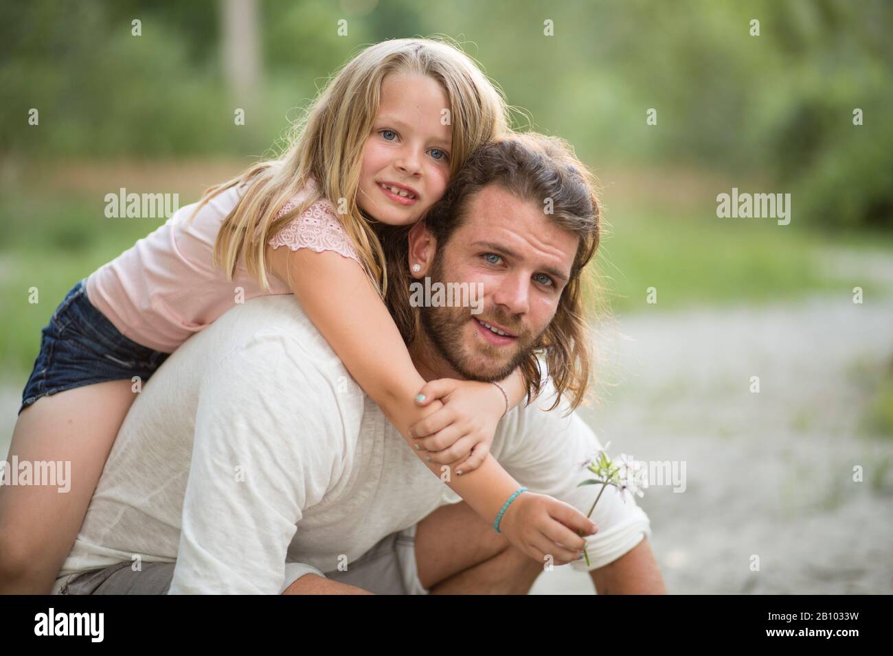 Père et fille ensemble dans la forêt Banque D'Images